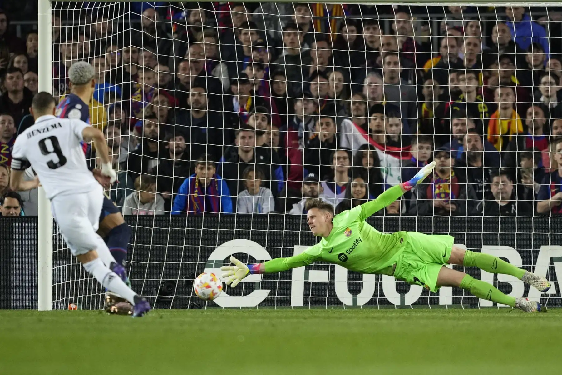 El delantero francés del Real Madrid Karim Benzema (i) dispara a puerta lo que será el segundo gol del Real Madrid ante Marc-Andre Ter Stegen, guardameta alemán del FC Barcelona, durante el partido de vuelta de la semifinal de la Copa del Rey de fútbol que FC Barcelona y Real Madrid disputan este miércoles en el Camp Nou. Foto: EFE