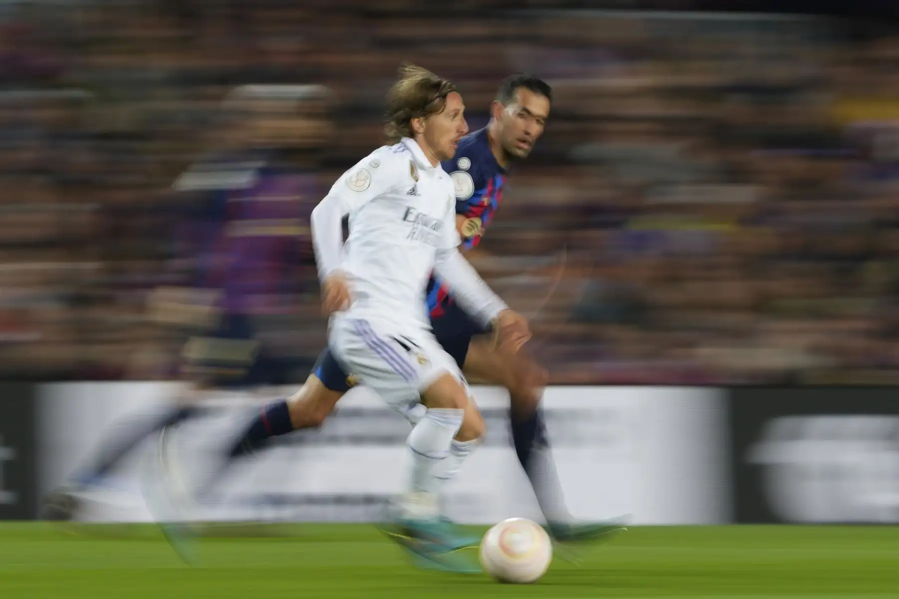 Luka Modric, durante el partido de vuelta de la semifinal de la Copa del Rey de fútbol que FC Barcelona y Real Madrid disputan este miércoles en el Camp Nou. Foto: EFE