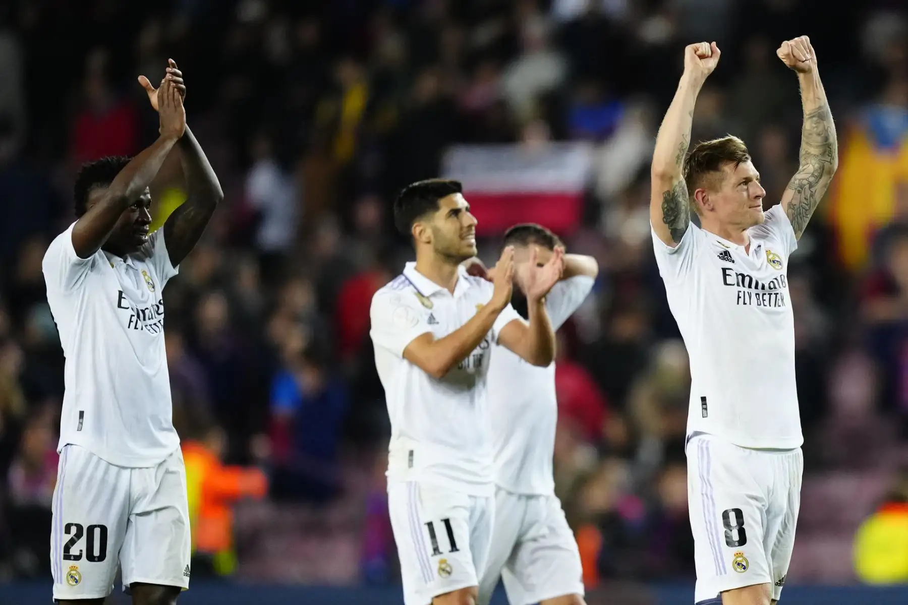 Los jugadores del Real Madrid celebran su pase a la final de la Copa del Rey tras finalizar (0-4) el partido de vuelta de la semifinal ante el FC Barcelona este miércoles en el Camp Nou.
Foto: EFE