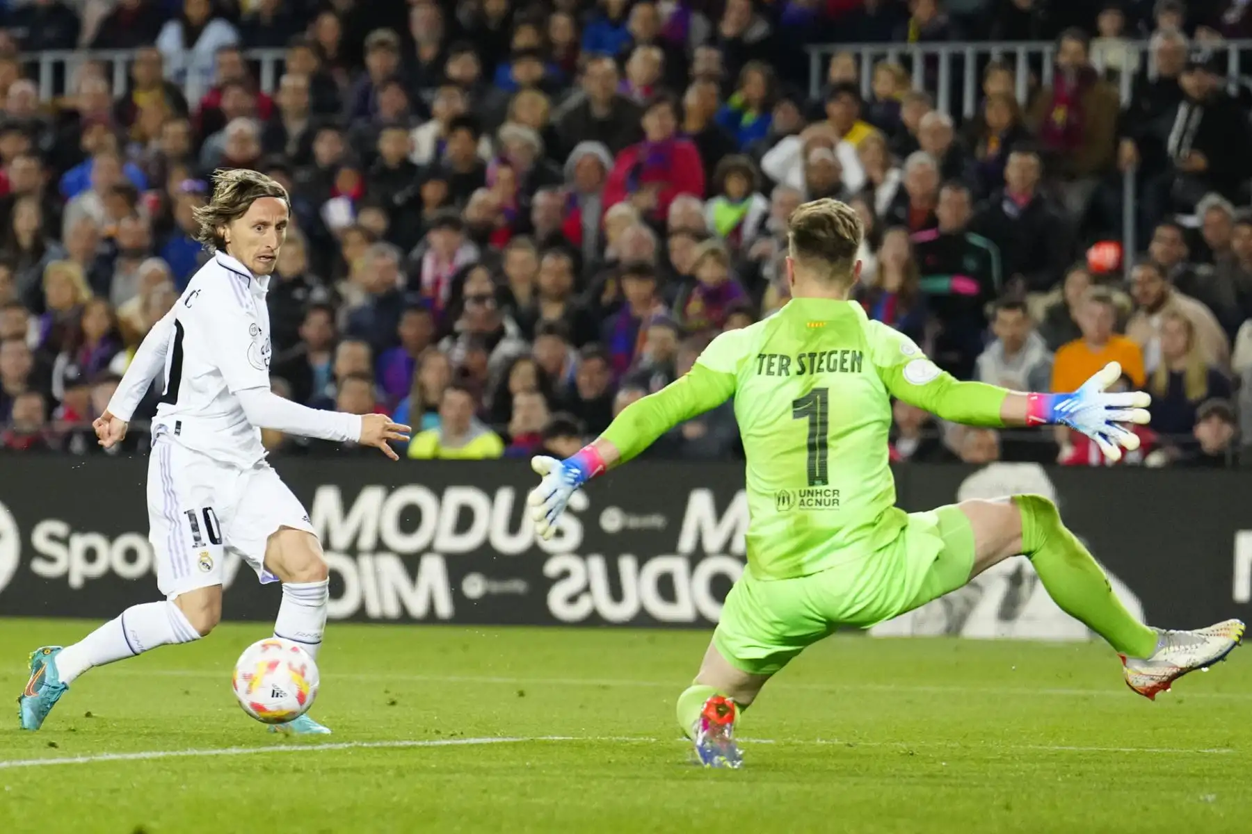 El centrocampista croata del Real Madrid Luka Modric (i) ejecuta un pase ante el guardameta alemán del FC Barcelona Marc-Andre Ter Stegen, durante el partido de vuelta de la semifinal de la Copa del Rey de fútbol que FC Barcelona y Real Madrid disputan este miércoles en el Camp Nou.
Foto: EFE