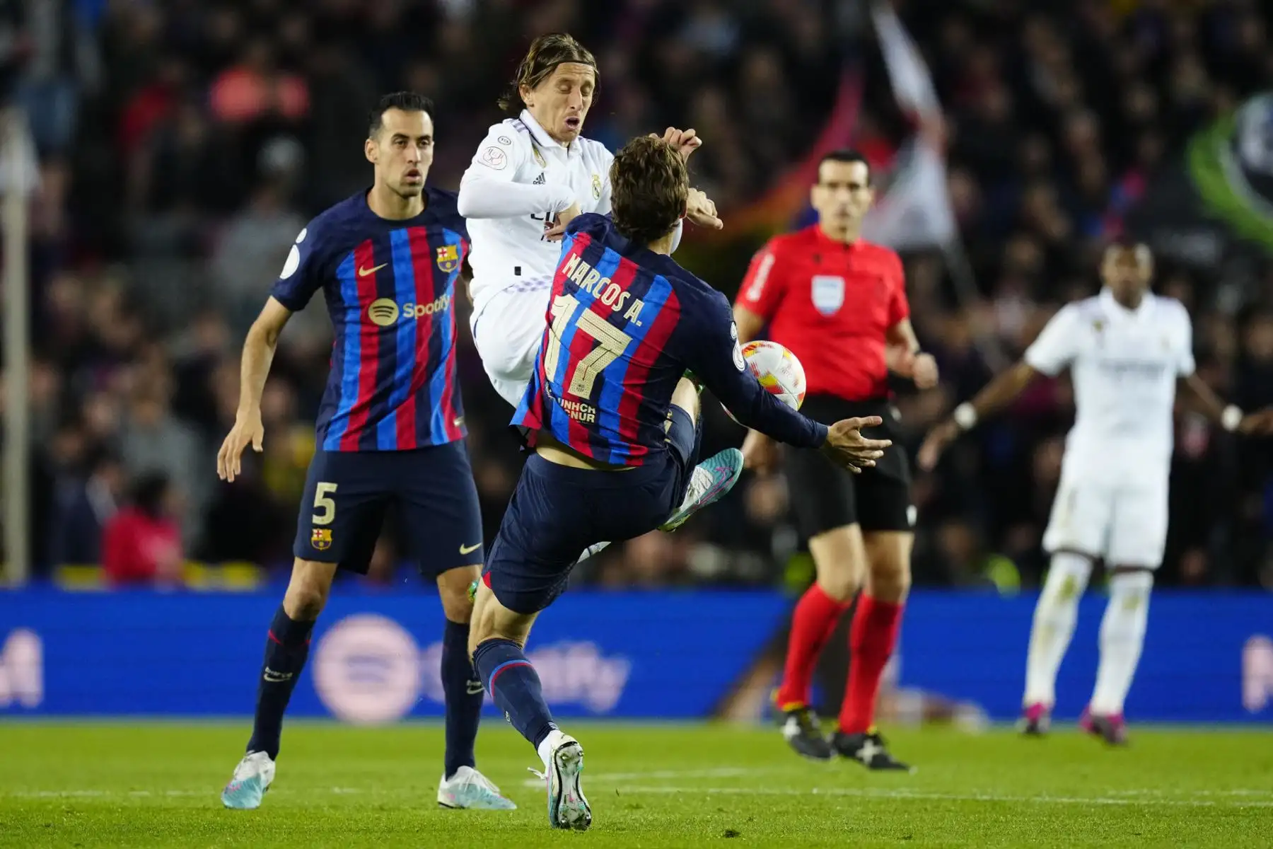 El centrocampista del Real Madrid Luka Modric (2-i) pelea un balón con Marcos Alonso (3-i), del Barcelona, durante el partido de vuelta de la semifinal de la Copa del Rey de fútbol que FC Barcelona y Real Madrid disputan este miércoles en el Camp Nou. 
Foto: EFE