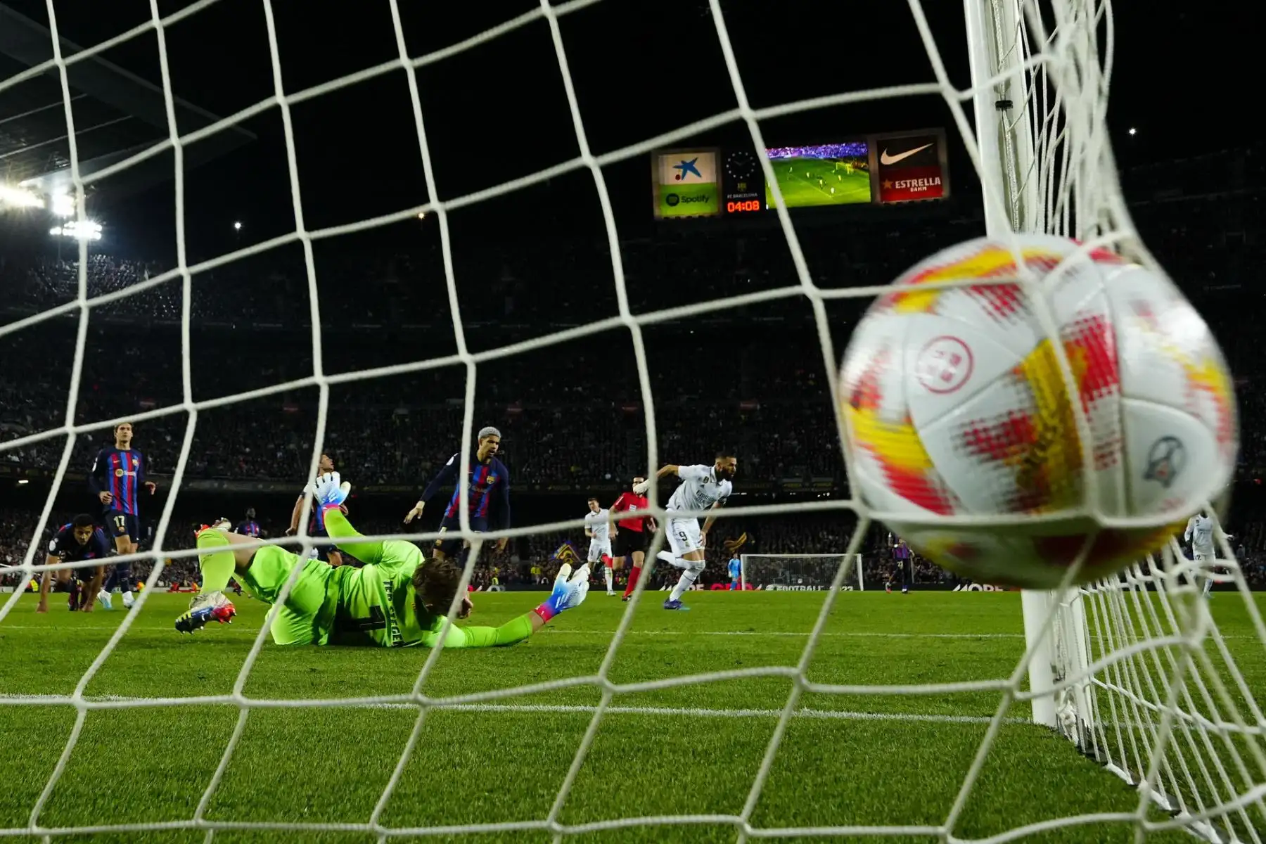 El portero del FC Barcelona Ter Stegen encaja el primer gol de Karim Benzema (d), del Real Madrid, durante el partido de vuelta de la semifinal de la Copa del Rey de fútbol que FC Barcelona y Real Madrid disputaron este miércoles en el Camp Nou.
Foto: EFE