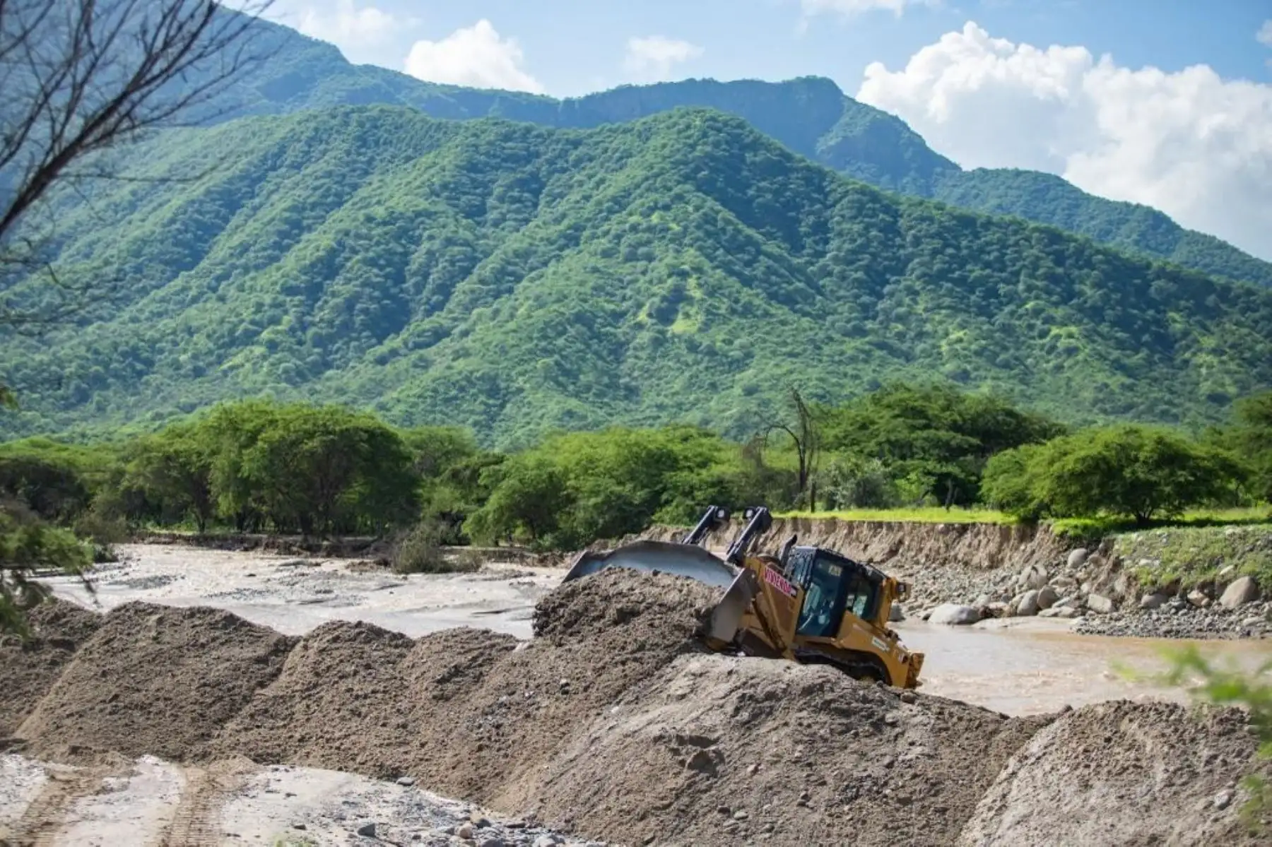 Trabajos de mantenimiento de cauces de ríos. Foto: Cortesía.