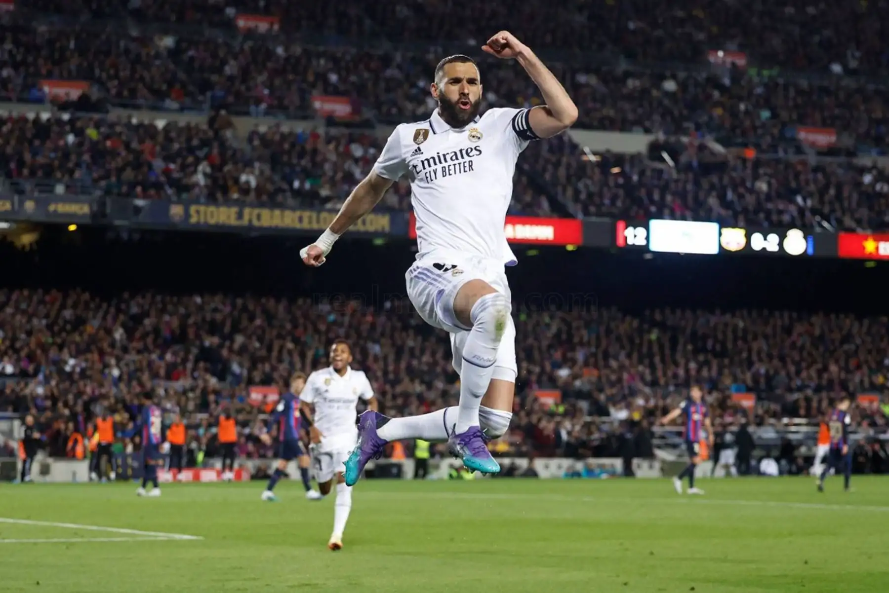 El delantero francés del Real Madrid Karim Benzema celebra su gol, para su equipo, durante el partido de vuelta de la semifinal de la Copa del Rey de fútbol que FC Barcelona y Real Madrid disputan este miércoles en el Camp Nou. 

Foto: Real Madrid