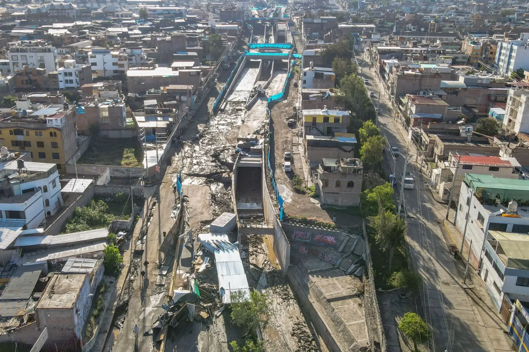 Arequipa:  bypass de la Av. Lambramani inundado por torrenciales lluvias  que también afectaron a las  obras del bypass Bicentenario, ahora se realizan trabajos de limpieza en la zona del Pozo Negro  en el distrito de Paucarpata, donde la torrentera inundó calles y casas.

Foto: Cortesía/Diego Ramos