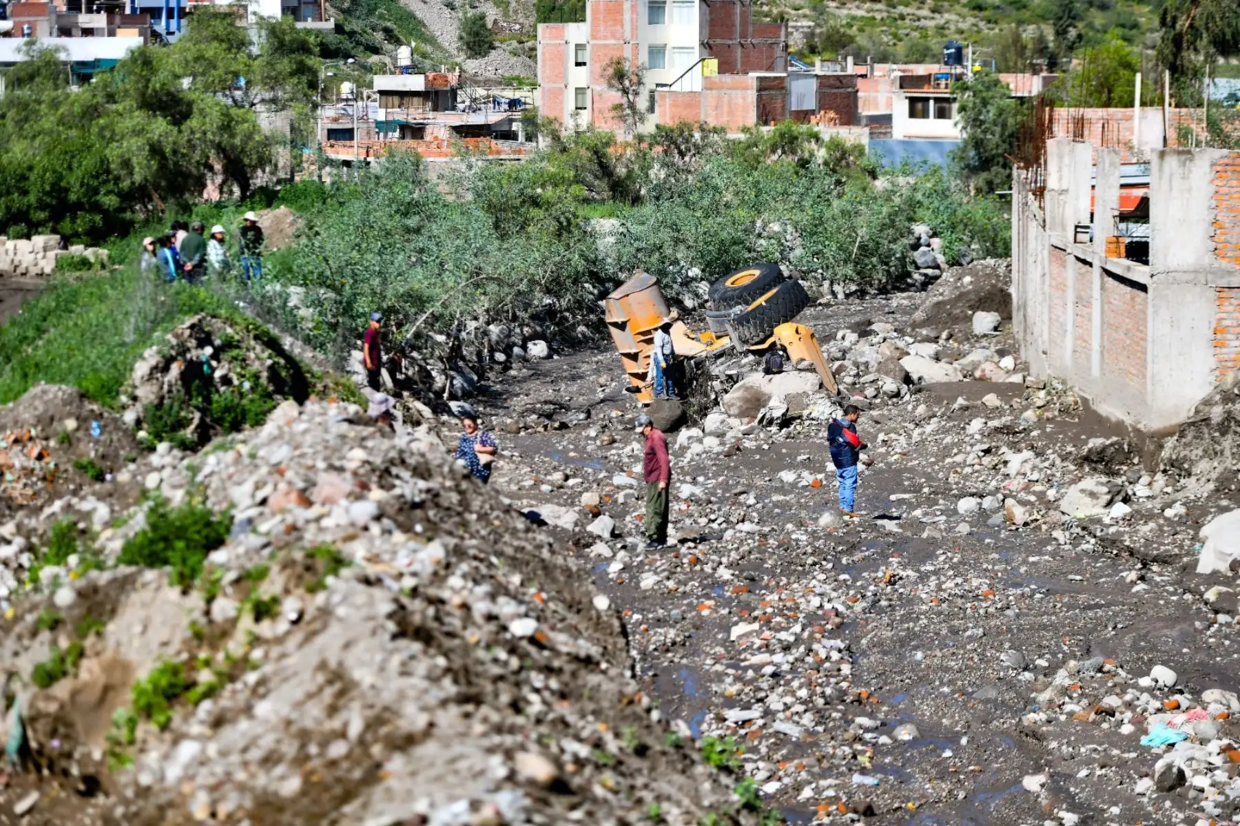 Arequipa:  bypass de la Av. Lambramani inundado por torrenciales lluvias  que también afectaron a las  obras del bypass Bicentenario, ahora se realizan trabajos de limpieza en la zona del Pozo Negro  en el distrito de Paucarpata, donde la torrentera inundó calles y casas.

Foto: Cortesía/Diego Ramos