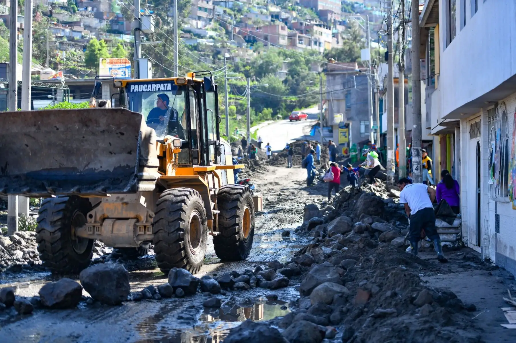 Arequipa:  bypass de la Av. Lambramani inundado por torrenciales lluvias  que también afectaron a las  obras del bypass Bicentenario, ahora se realizan trabajos de limpieza en la zona del Pozo Negro  en el distrito de Paucarpata, donde la torrentera inundó calles y casas.

Foto: Cortesía/Diego Ramos