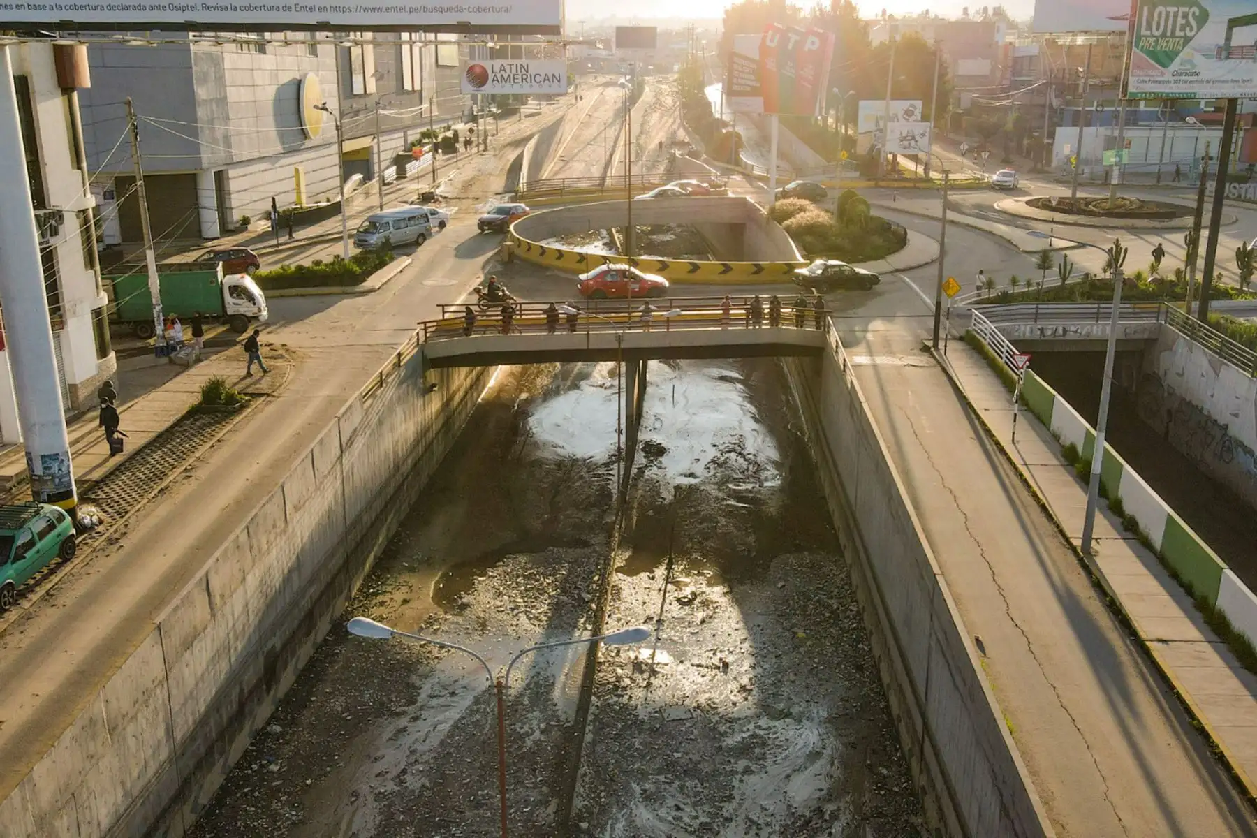 Arequipa:  bypass de la Av. Lambramani inundado por torrenciales lluvias  que también afectaron a las  obras del bypass Bicentenario, ahora se realizan trabajos de limpieza en la zona del Pozo Negro  en el distrito de Paucarpata, donde la torrentera inundó calles y casas.

Foto: Cortesía/Diego Ramos