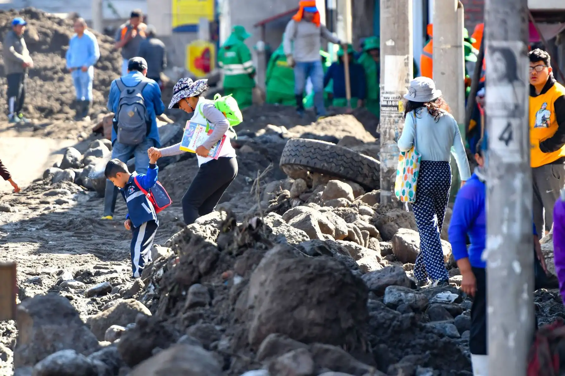 Arequipa:  bypass de la Av. Lambramani inundado por torrenciales lluvias  que también afectaron a las  obras del bypass Bicentenario, ahora se realizan trabajos de limpieza en la zona del Pozo Negro  en el distrito de Paucarpata, donde la torrentera inundó calles y casas.

Foto: Cortesía/Diego Ramos
