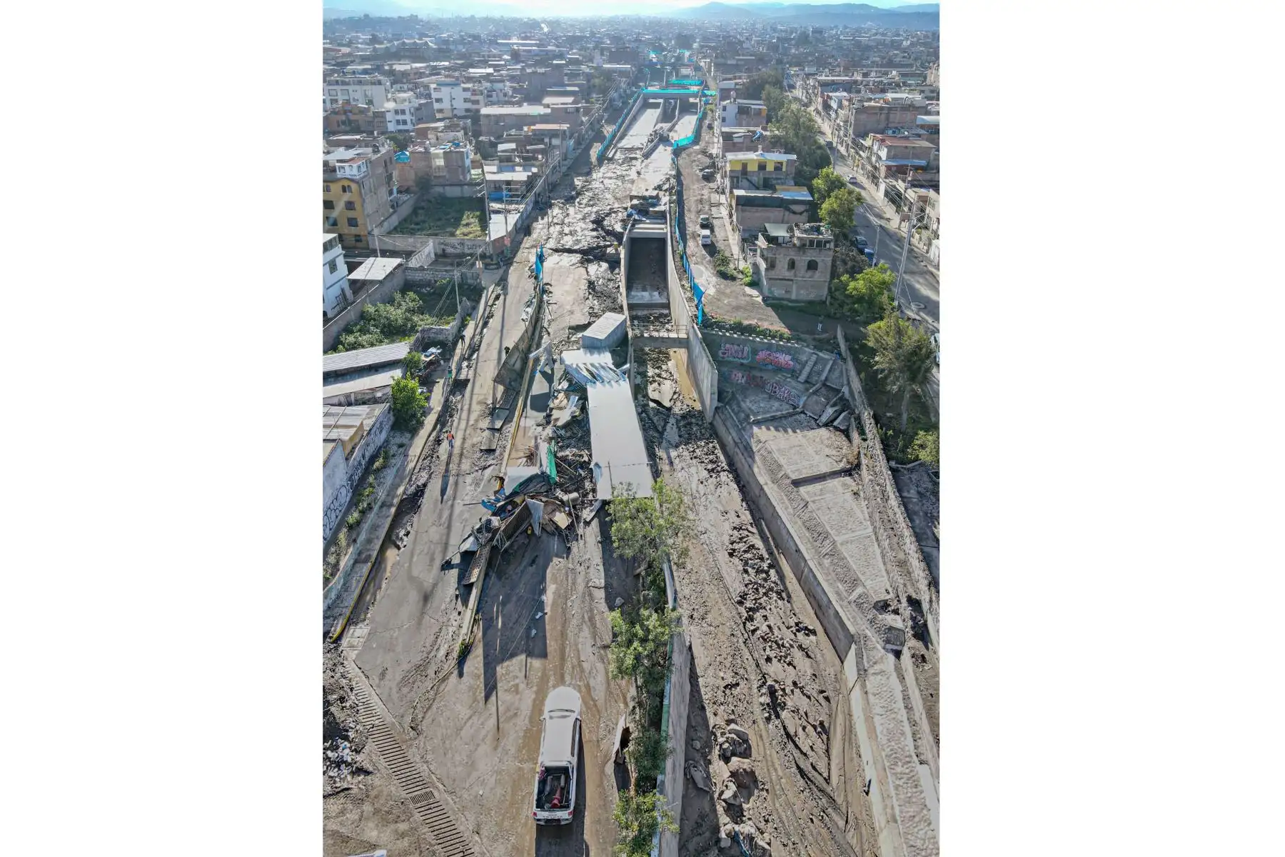 Arequipa:  bypass de la Av. Lambramani inundado por torrenciales lluvias  que también afectaron a las  obras del bypass Bicentenario, ahora se realizan trabajos de limpieza en la zona del Pozo Negro  en el distrito de Paucarpata, donde la torrentera inundó calles y casas.

Foto: Cortesía/Diego Ramos