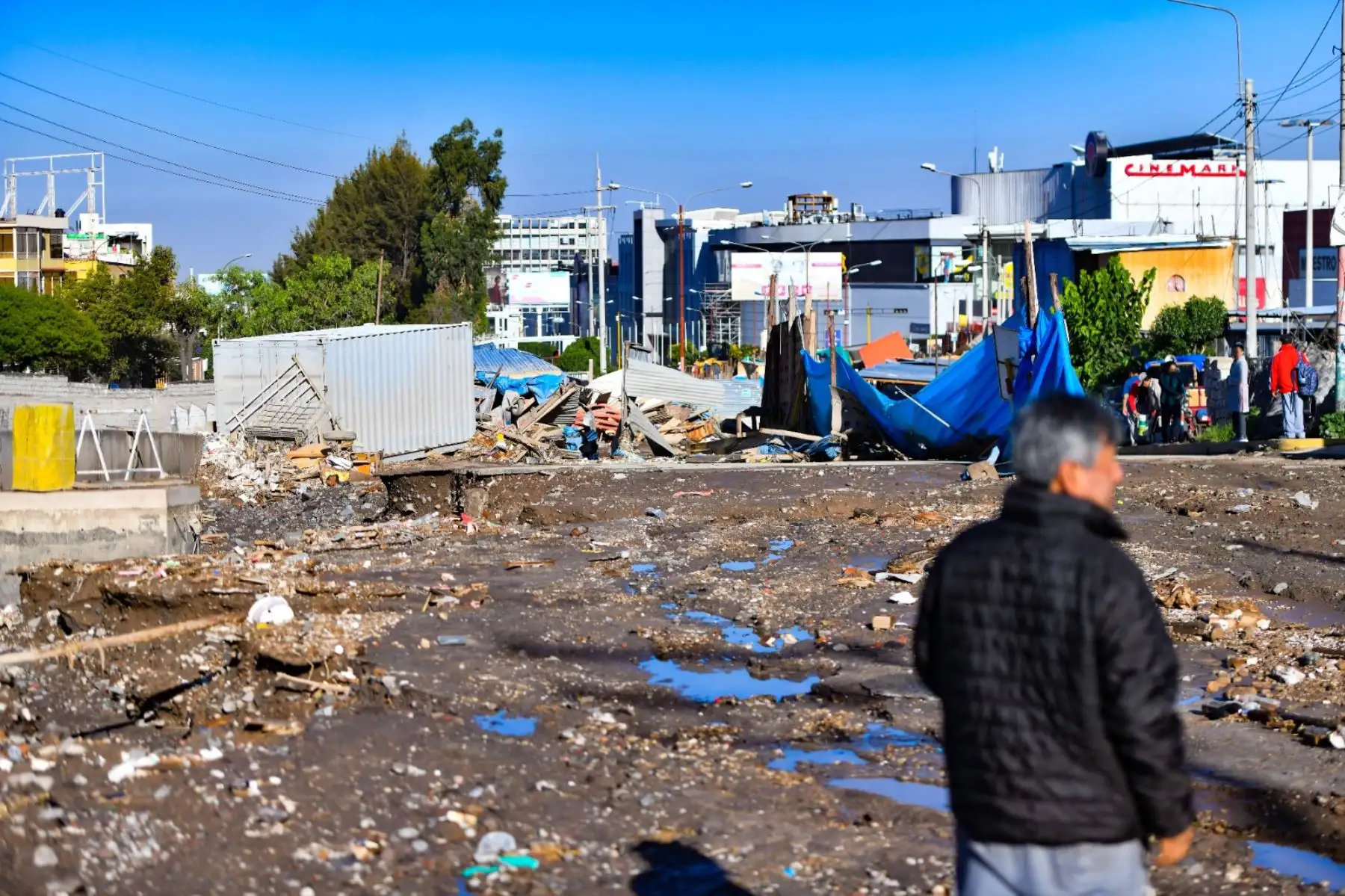 Arequipa:  bypass de la Av. Lambramani inundado por torrenciales lluvias  que también afectaron a las  obras del bypass Bicentenario, ahora se realizan trabajos de limpieza en la zona del Pozo Negro  en el distrito de Paucarpata, donde la torrentera inundó calles y casas.

Foto: Cortesía/Diego Ramos