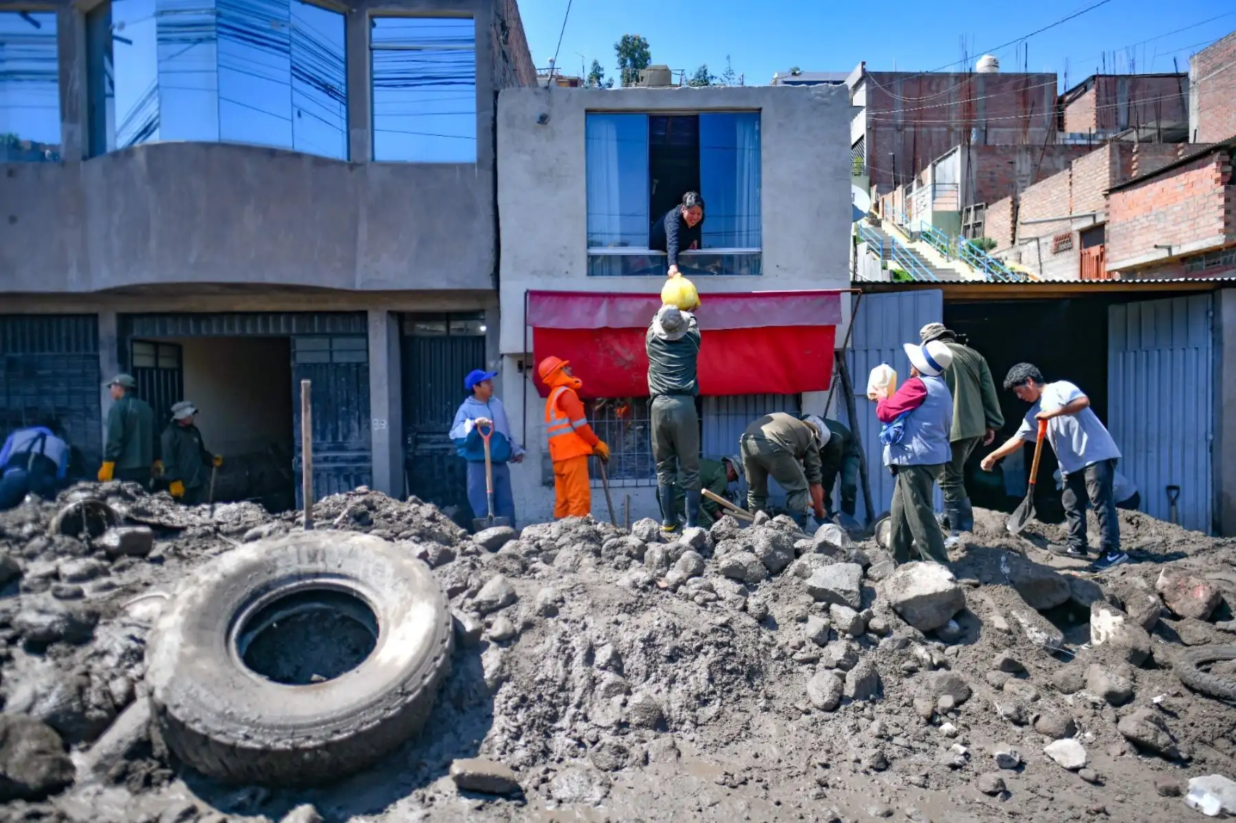 Arequipa:  bypass de la Av. Lambramani inundado por torrenciales lluvias  que también afectaron a las  obras del bypass Bicentenario, ahora se realizan trabajos de limpieza en la zona del Pozo Negro  en el distrito de Paucarpata, donde la torrentera inundó calles y casas.

Foto: Cortesía/Diego Ramos