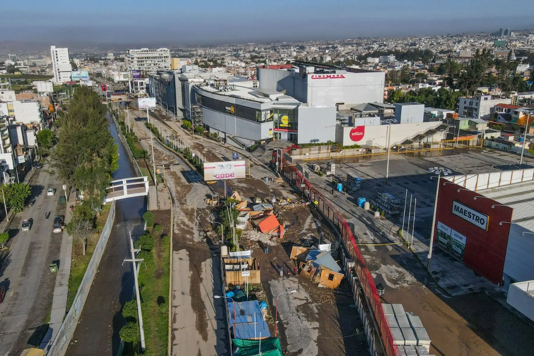Arequipa:  bypass de la Av. Lambramani inundado por torrenciales lluvias  que también afectaron a las  obras del bypass Bicentenario, ahora se realizan trabajos de limpieza en la zona del Pozo Negro  en el distrito de Paucarpata, donde la torrentera inundó calles y casas.

Foto: Cortesía/Diego Ramos