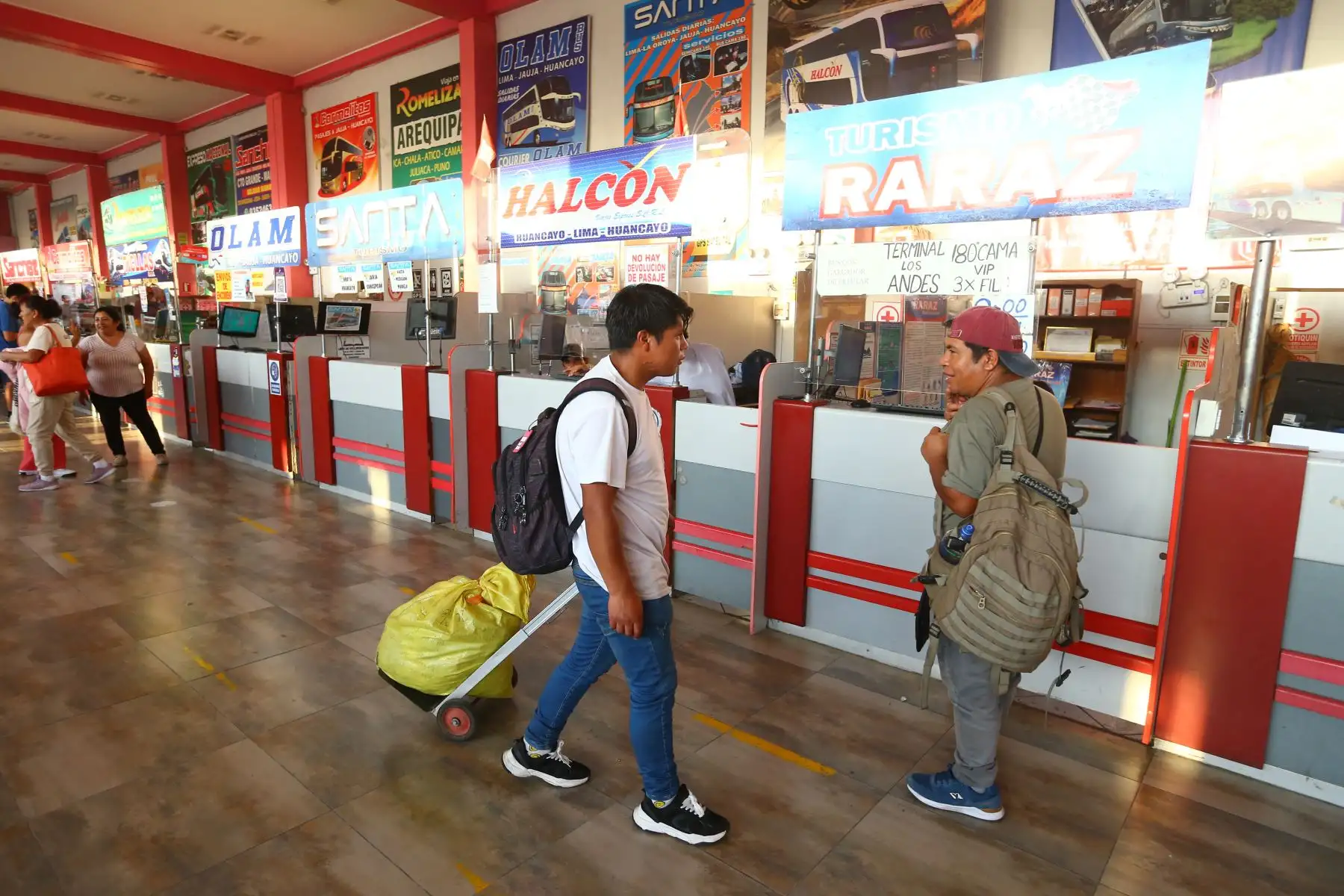 Limeños acuden al Terminal Yerbateros aprovechando el fin de semana largo por Semana Santa  para viajar, estar con sus familiares aprovechar  o simplemente disfrutar los días del feriado.
Foto: ANDINA/Eddy Ramos