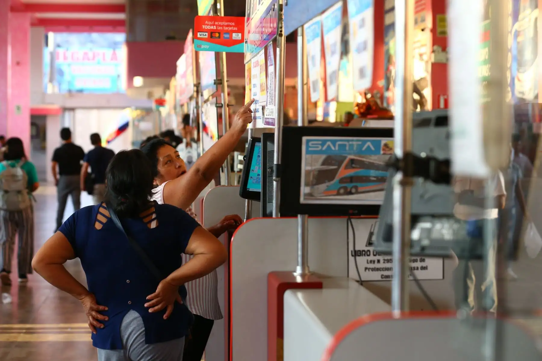 Limeños acuden al Terminal Yerbateros aprovechando el fin de semana largo por Semana Santa  para viajar, estar con sus familiares aprovechar  o simplemente disfrutar los días del feriado.
Foto: ANDINA/Eddy Ramos