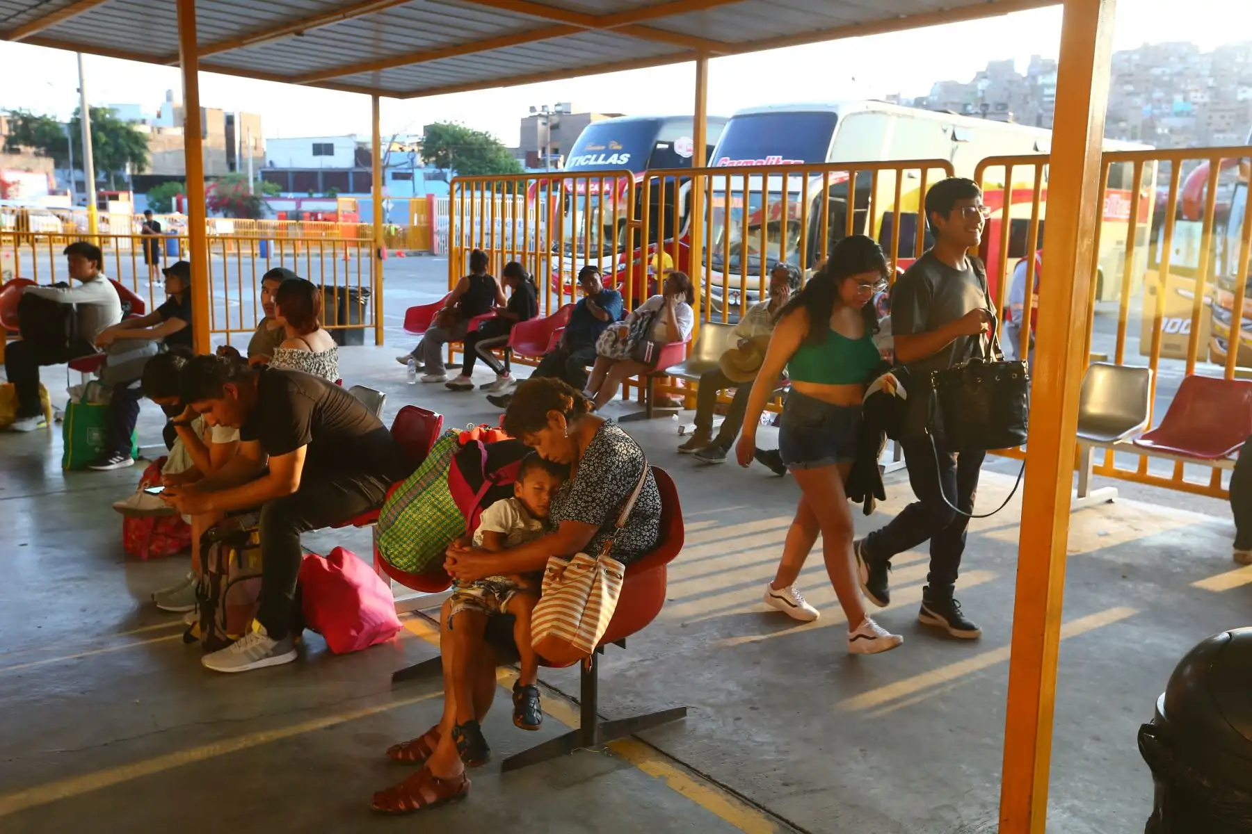 Limeños acuden al Terminal Yerbateros aprovechando el fin de semana largo por Semana Santa  para viajar, estar con sus familiares aprovechar  o simplemente disfrutar los días del feriado.
Foto: ANDINA/Eddy Ramos