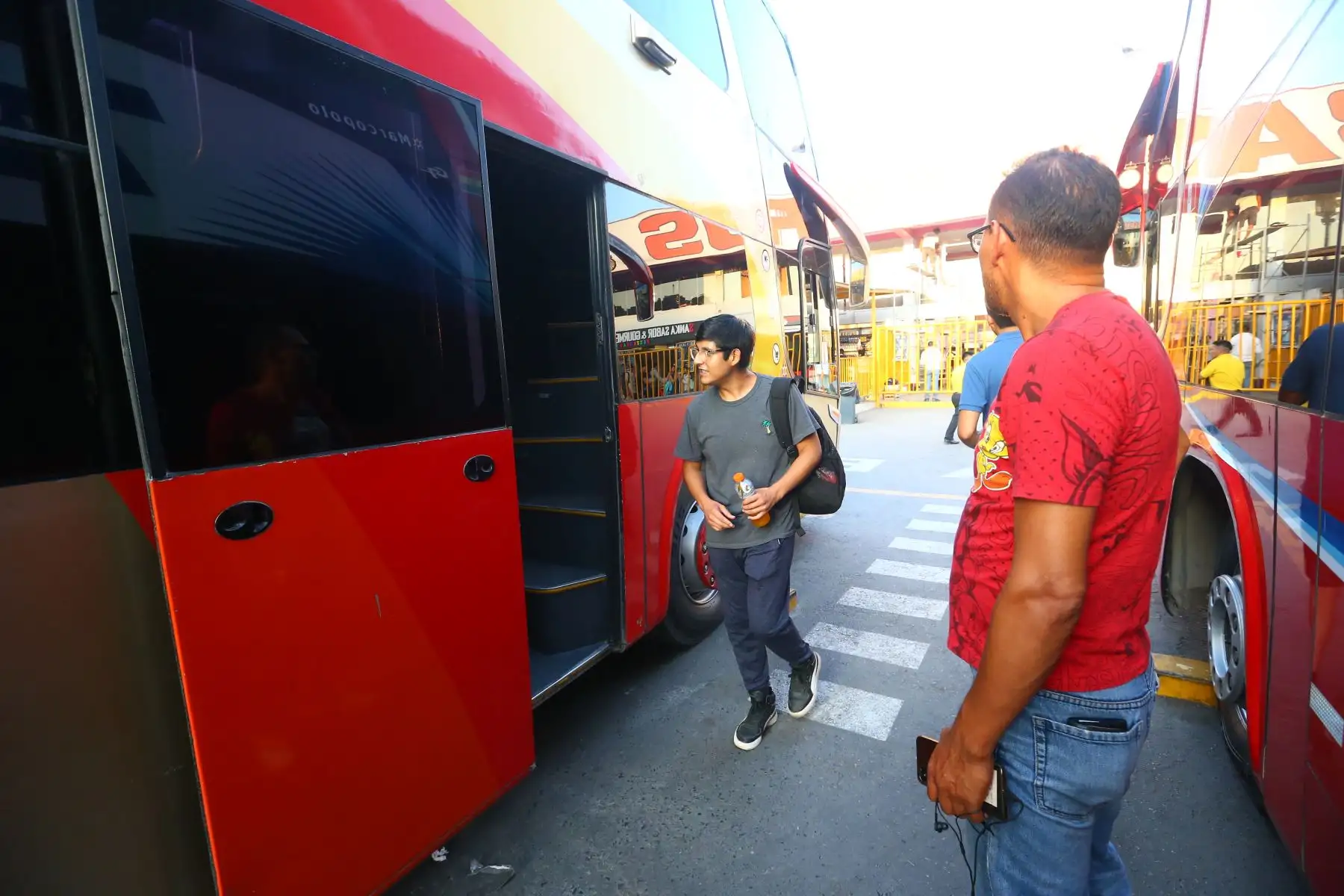 Limeños acuden al Terminal Yerbateros aprovechando el fin de semana largo por Semana Santa  para viajar, estar con sus familiares aprovechar  o simplemente disfrutar los días del feriado.
Foto: ANDINA/Eddy Ramos