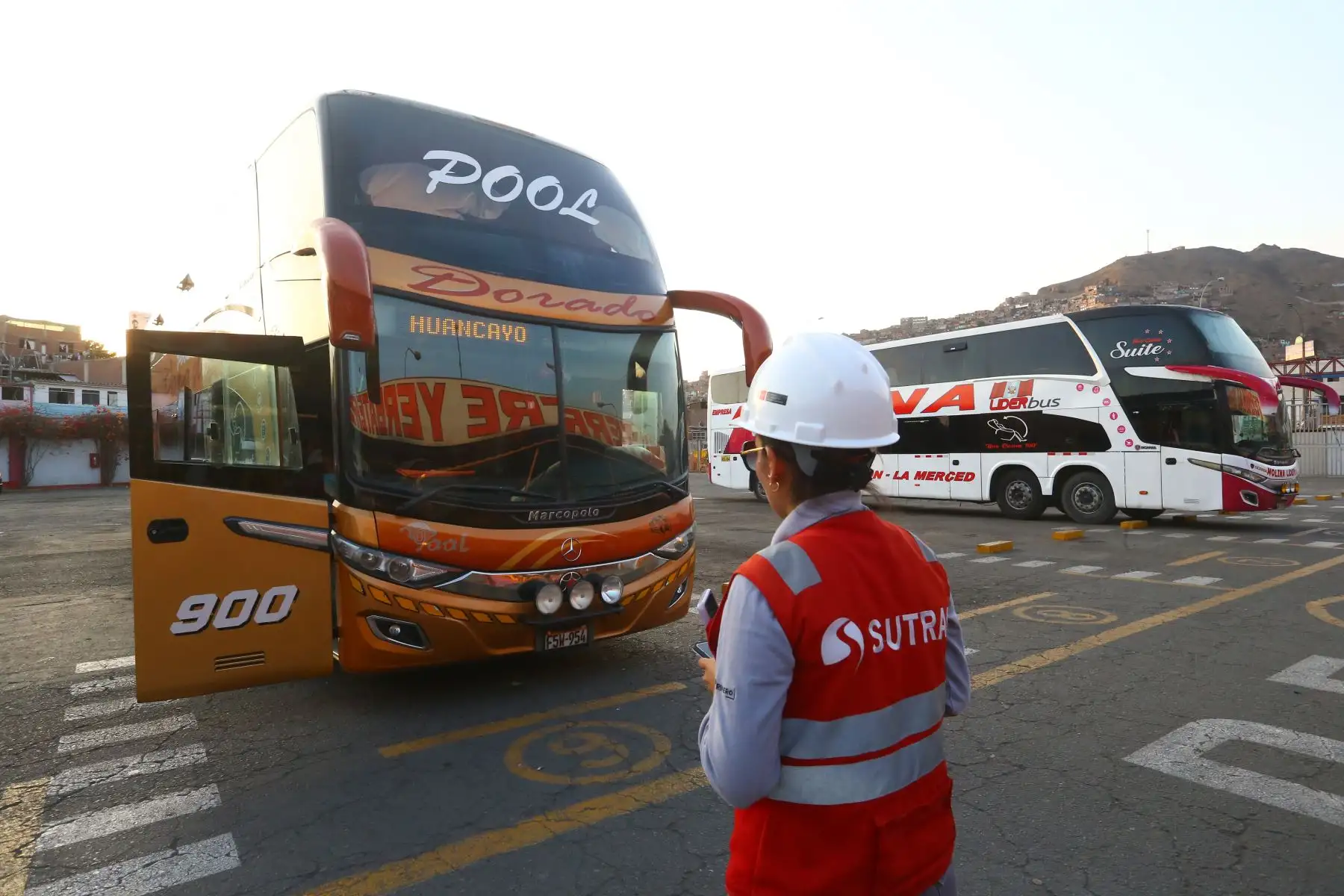 Limeños acuden al Terminal Yerbateros aprovechando el fin de semana largo por Semana Santa  para viajar, estar con sus familiares aprovechar  o simplemente disfrutar los días del feriado.
Foto: ANDINA/Eddy Ramos
