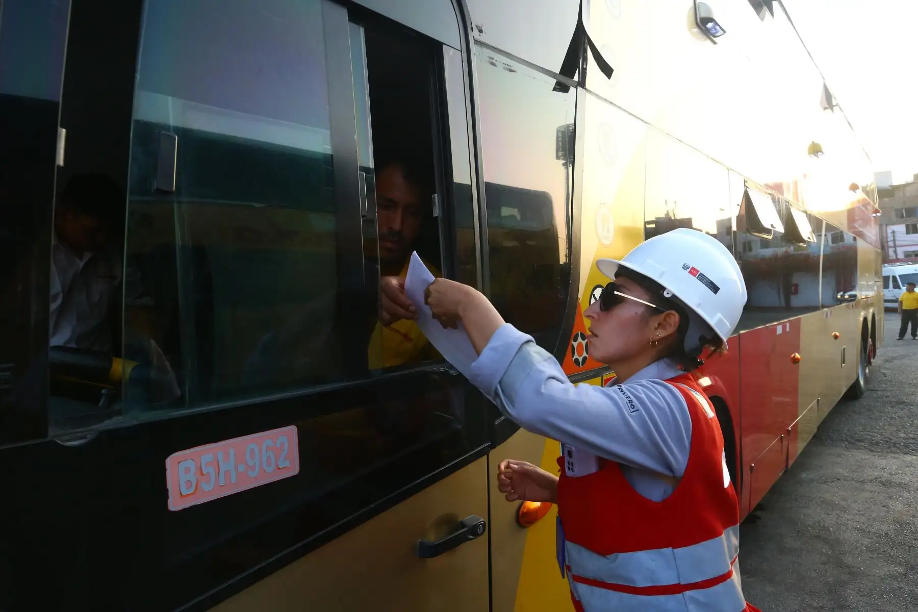 Limeños acuden al Terminal Yerbateros aprovechando el fin de semana largo por Semana Santa  para viajar, estar con sus familiares aprovechar  o simplemente disfrutar los días del feriado.
Foto: ANDINA/Eddy Ramos