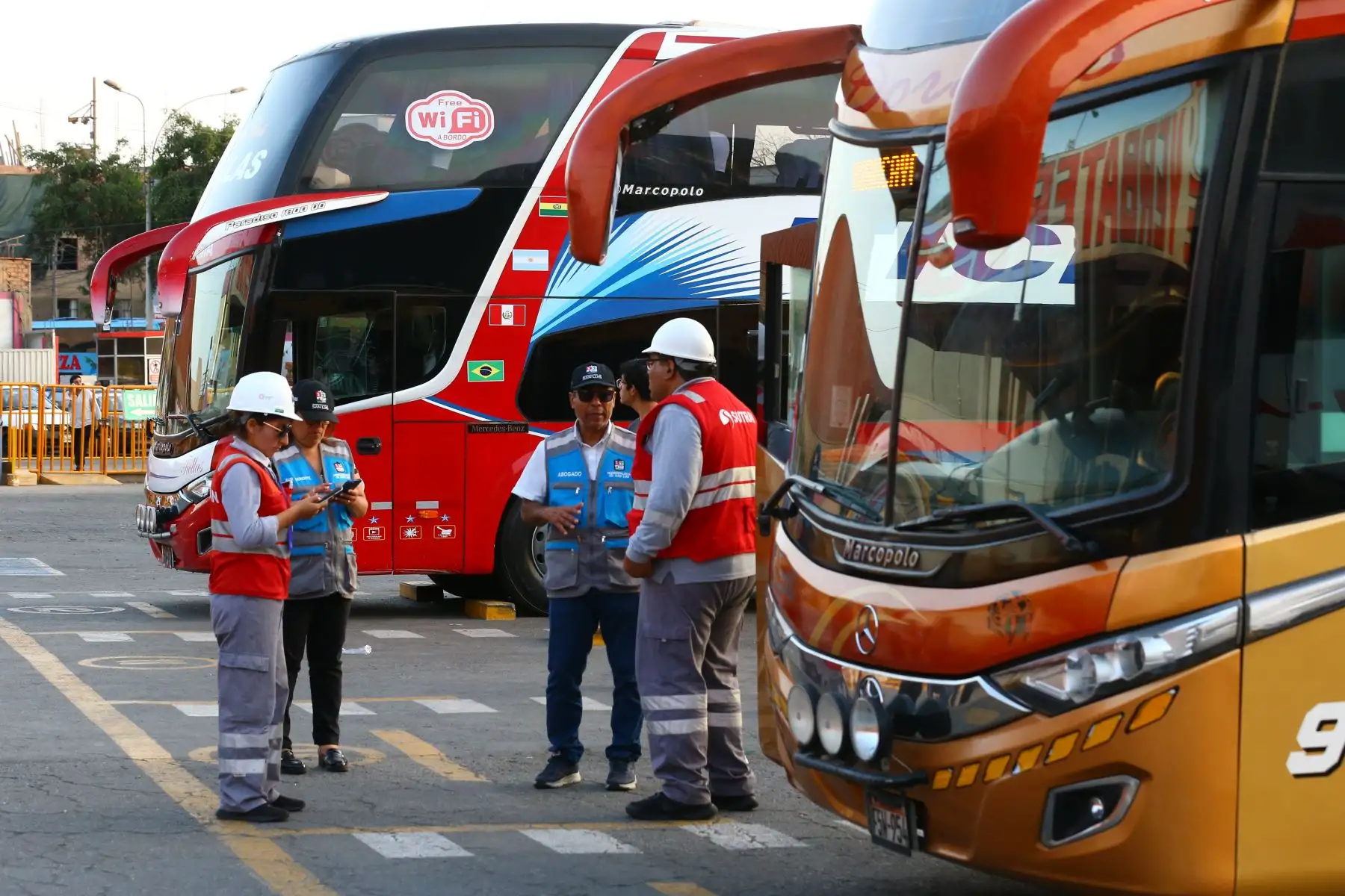 Inspectores de Sutran verifican estado del servicio de transporte terrestre de pasajeros en el feriado largo por el Día del Trabajador. ANDINA/Eddy Ramos
