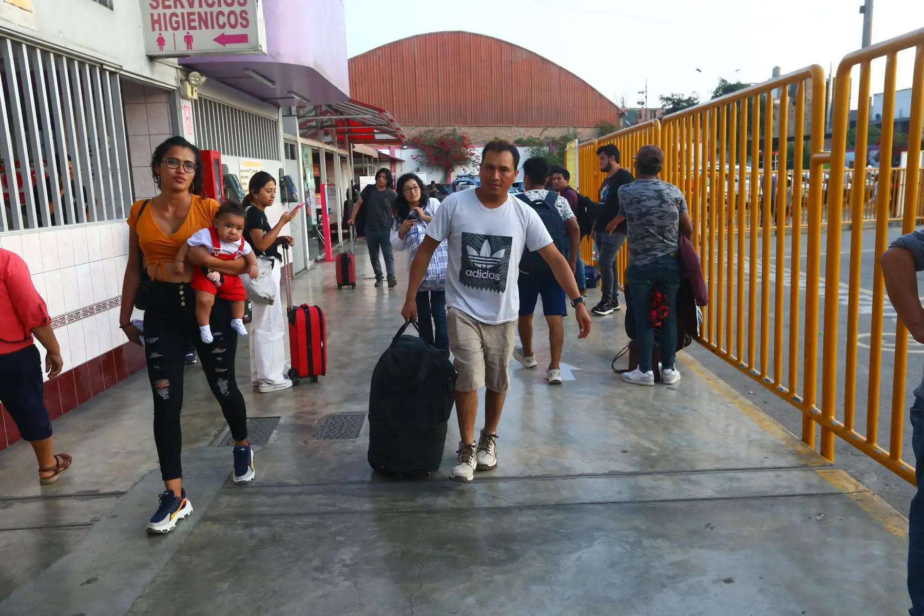 Limeños acuden al Terminal Yerbateros aprovechando el fin de semana largo por Semana Santa  para viajar, estar con sus familiares aprovechar  o simplemente disfrutar los días del feriado.
Foto: ANDINA/Eddy Ramos