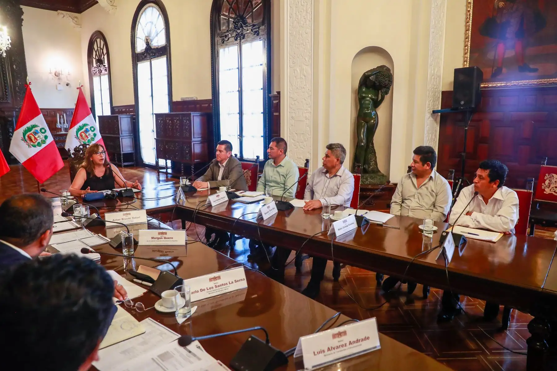 Presidenta de la república, Dina Boluarte, sostuvo reunión con el congresista Luis Aragón y autoridades de la mancomunidad amazónica de la provincia de la Convención, región Cusco.
Foto: ANDINA/Difusión