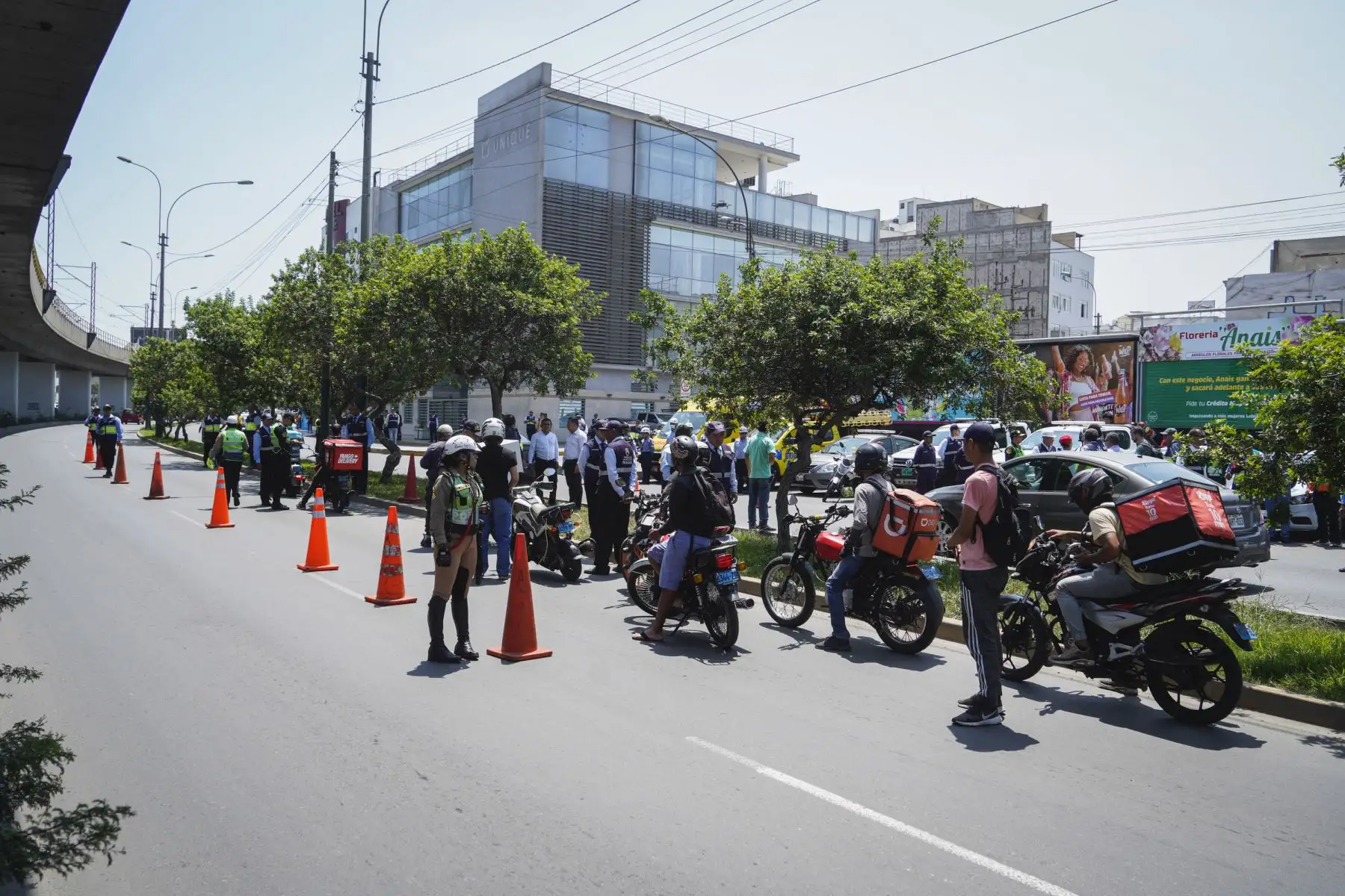 En el operativo conjunto, participaron unos 100 agentes, entre personal de Serenazgo, Tránsito, Brigadistas de la Unidad de Rescate, Grupo de Intervenciones Rápidas (GIR); asimismo, efectivos policiales de las comisarías de Surco, de la dirección de Tránsito, la Dirincri, Interpol y Migraciones.
Foto: ANDINA/Difusión