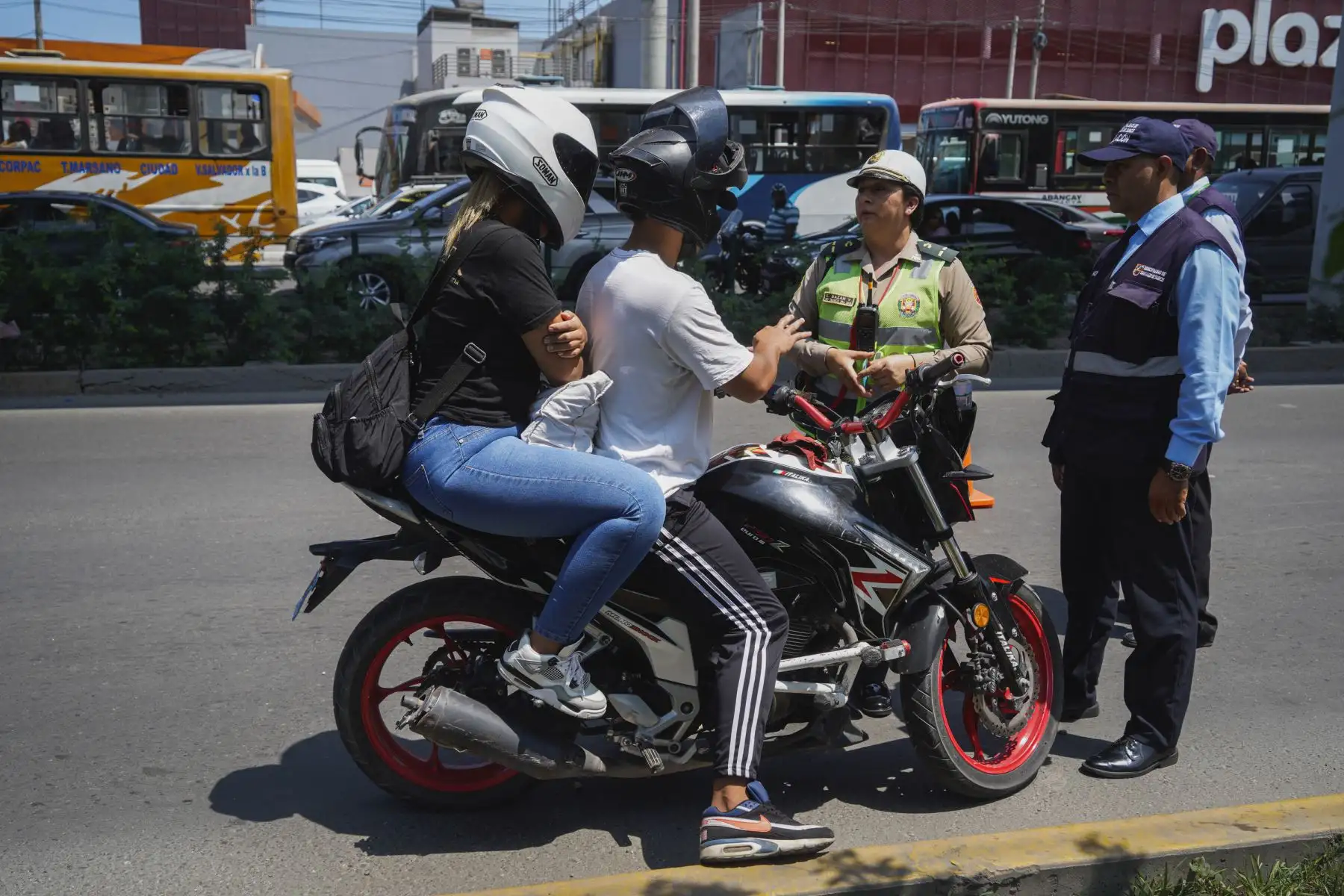 Con el fin de prevenir y disminuir los actos delictivos provocados por motociclistas, en su mayoría bajo la fachada de servicio de delivery, la Municipalidad de Surco y la Policía Nacional del Perú realizaron un mega operativo, encabezado por el alcalde Carlos Bruce.

Foto: ANDINA/Difusión