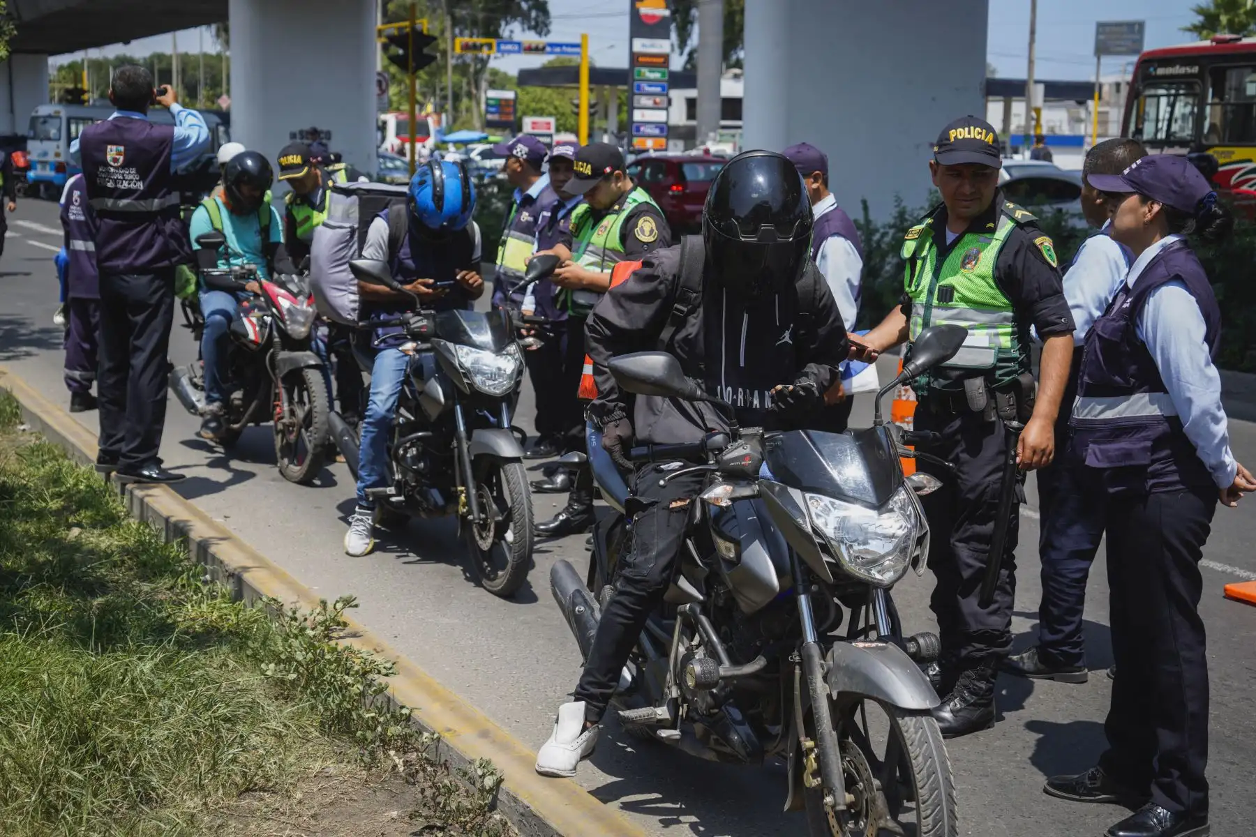 Con el fin de prevenir y disminuir los actos delictivos provocados por motociclistas, en su mayoría bajo la fachada de servicio de delivery, la Municipalidad de Surco y la Policía Nacional del Perú realizaron un mega operativo, encabezado por el alcalde Carlos Bruce.

Foto: ANDINA/Difusión