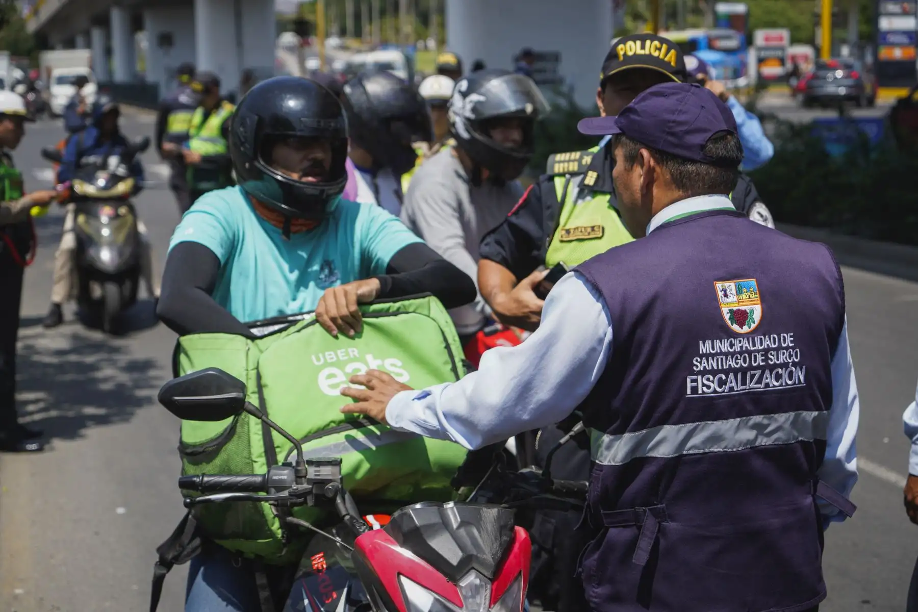 Con el fin de prevenir y disminuir los actos delictivos provocados por motociclistas, en su mayoría bajo la fachada de servicio de delivery, la Municipalidad de Surco y la Policía Nacional del Perú realizaron un mega operativo, encabezado por el alcalde Carlos Bruce.

Foto: ANDINA/Difusión