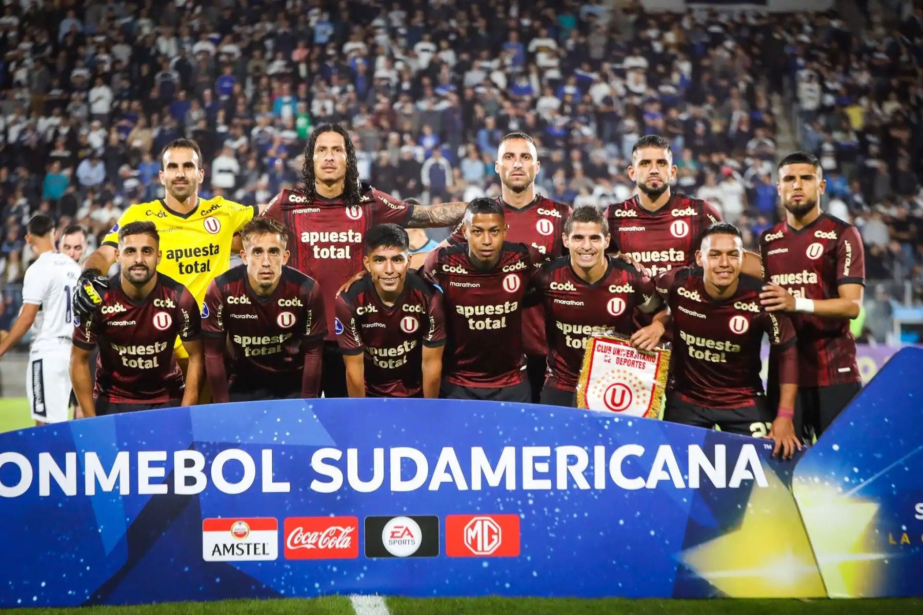 Los jugadores de Universitario posan para una foto de equipo durante el partido de ida de la fase de grupos de la Copa Sudamericana entre Gimnasia y Esgrima La Plata y Universitario, en el estadio Estadio del Bosque en La Plata, Argentina, el 5 de abril de 2023.
Foto: AFP