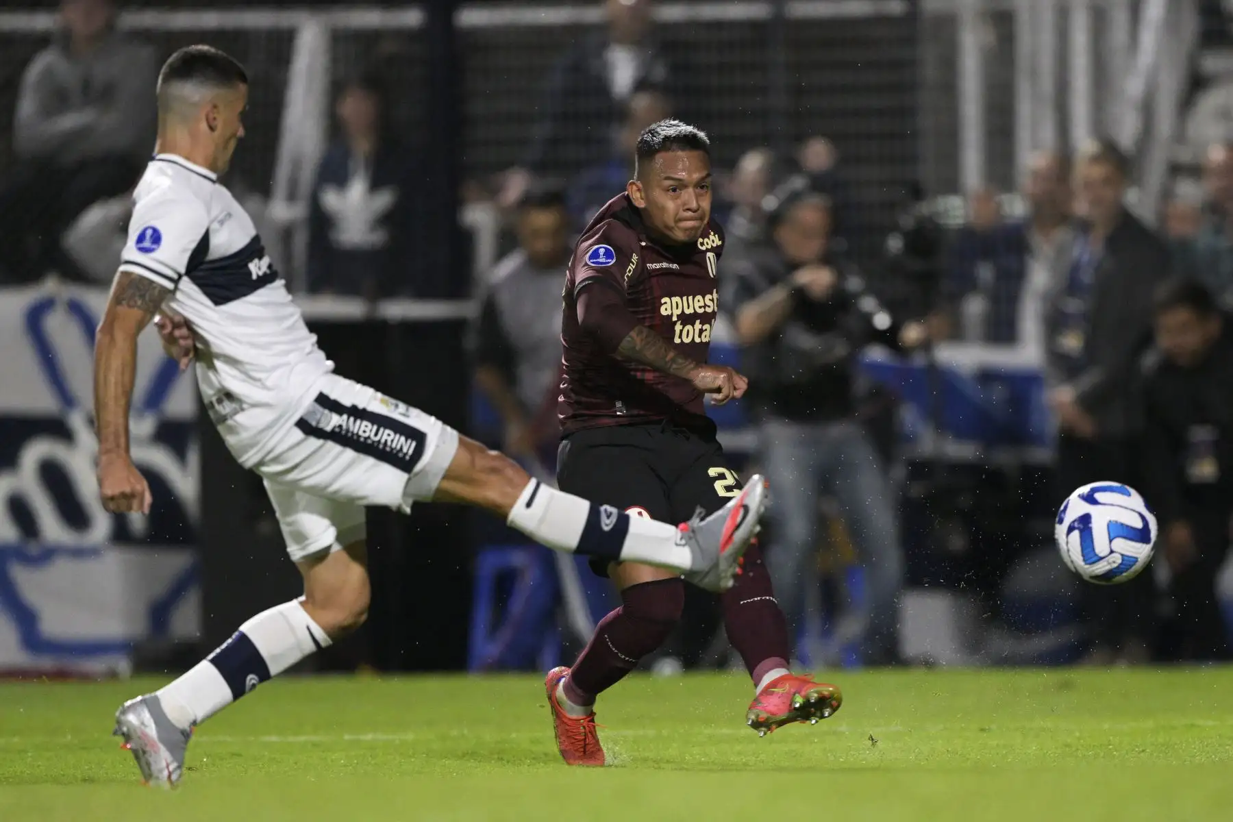 El defensor de Gimnasia y Esgrima, Sandro Morales (L), y el defensor de Universitario, Nelson Cabanillas, disputan el balón durante el partido de ida de la fase de grupos de la Copa Sudamericana entre Gimnasia y Esgrima La Plata y Universitario, en el estadio Estadio del Bosque en La Plata, Argentina, en abril. 5, 2023.
Foto: AFP