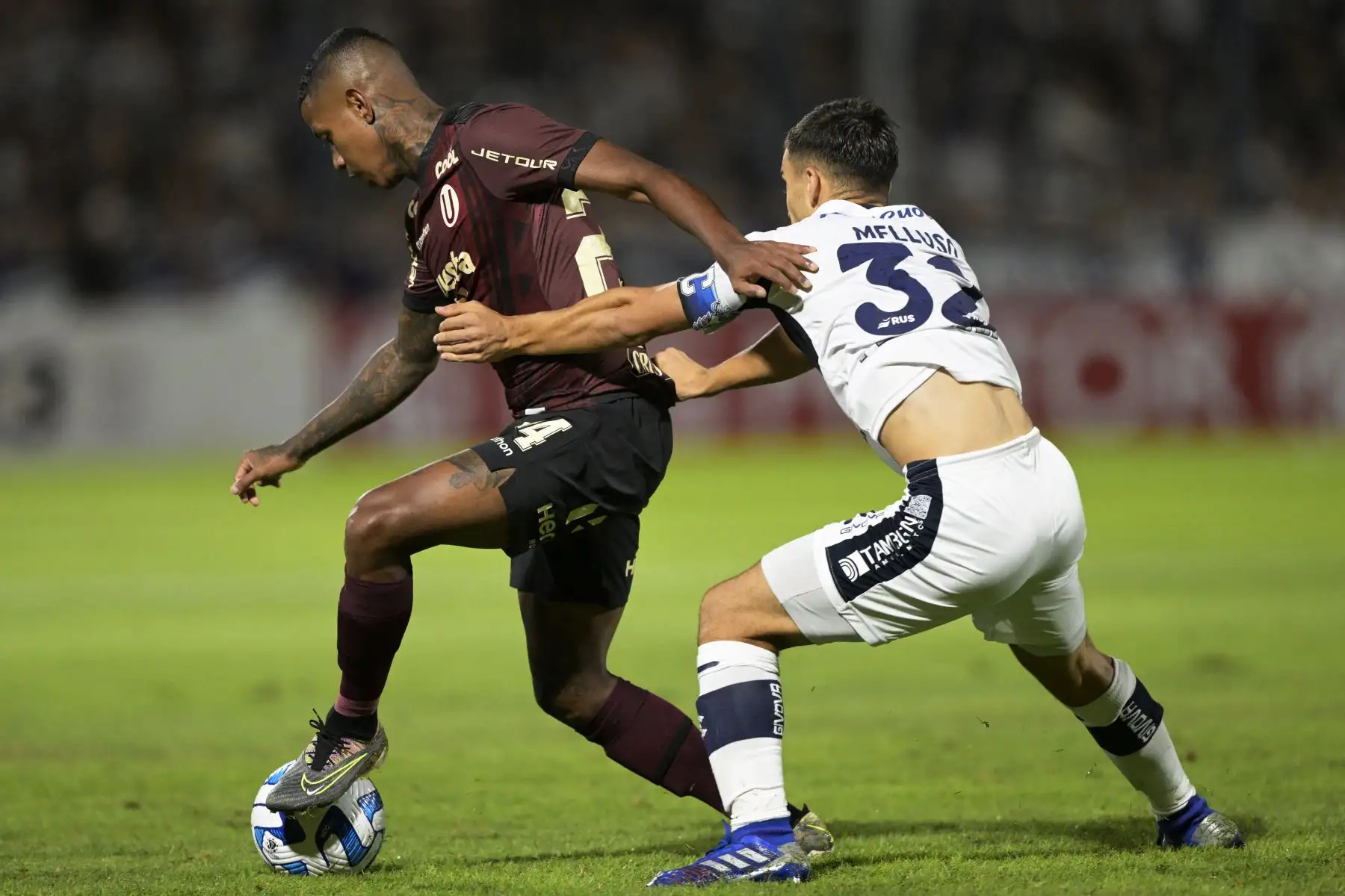 El delantero de Universitario Andy Polo (L) y el defensor de Gimnasia y Esgrima Matias Melluso disputan el balón durante el partido de ida de la fase de grupos de la Copa Sudamericana entre Gimnasia y Esgrima La Plata y Universitario, en el estadio Estadio del Bosque en La Plata, Argentina, en abril. 5, 2023.
Foto: AFP