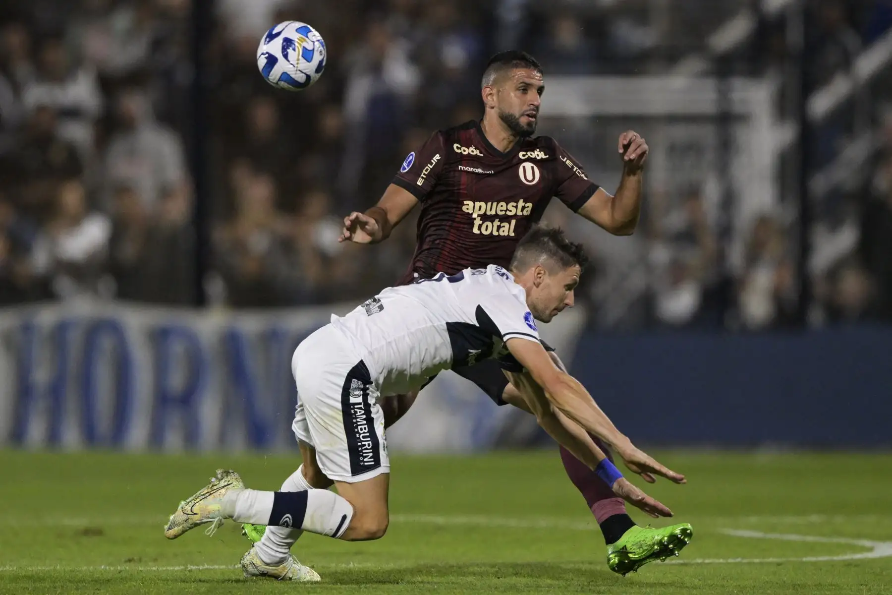 El delantero de Gimnasia y Esgrima Franco Soldano (al frente) y el defensa argentino de Universitario Matias Di Benedetto disputan el balón durante el partido de ida de la fase de grupos de la Copa Sudamericana entre Gimnasia y Esgrima La Plata y Universitario, en el estadio Estadio del Bosque en La Plata, Argentina el 5 de abril de 2023.

Foto: AFP
