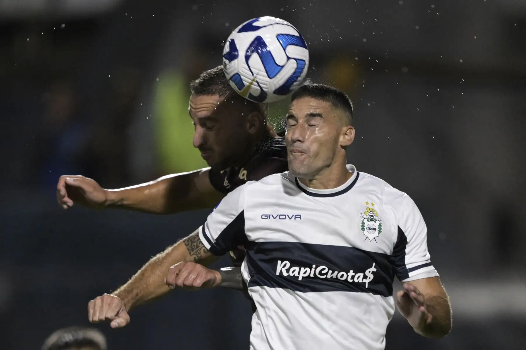 El defensor de Gimnasia y Esgrima Sandro Morales (al frente) y el delantero argentino de Universitario Emanuel Herrera saltan para un cabezazo durante el partido de ida de la fase de grupos de la Copa Sudamericana entre Gimnasia y Esgrima La Plata y Universitario, en el estadio Estadio del Bosque en La Plata, Argentina el 5 de abril de 2023.
Foto: AFP