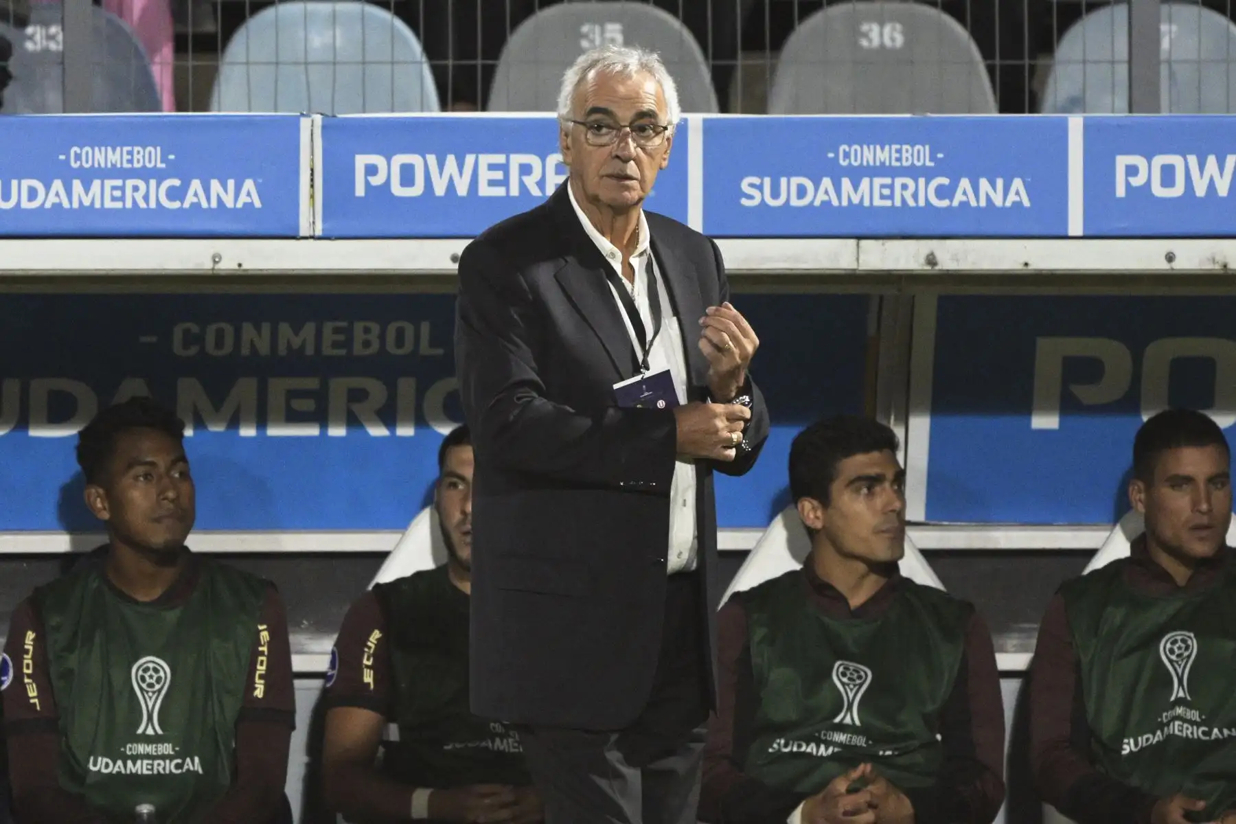 El entrenador uruguayo de Universitario, Jorge Fossati, observa durante el partido de ida de la fase de grupos de la Copa Sudamericana entre Gimnasia y Esgrima La Plata y Universitario, en el estadio Estadio del Bosque en La Plata, Argentina, el 5 de abril de 2023.
Foto: AFP