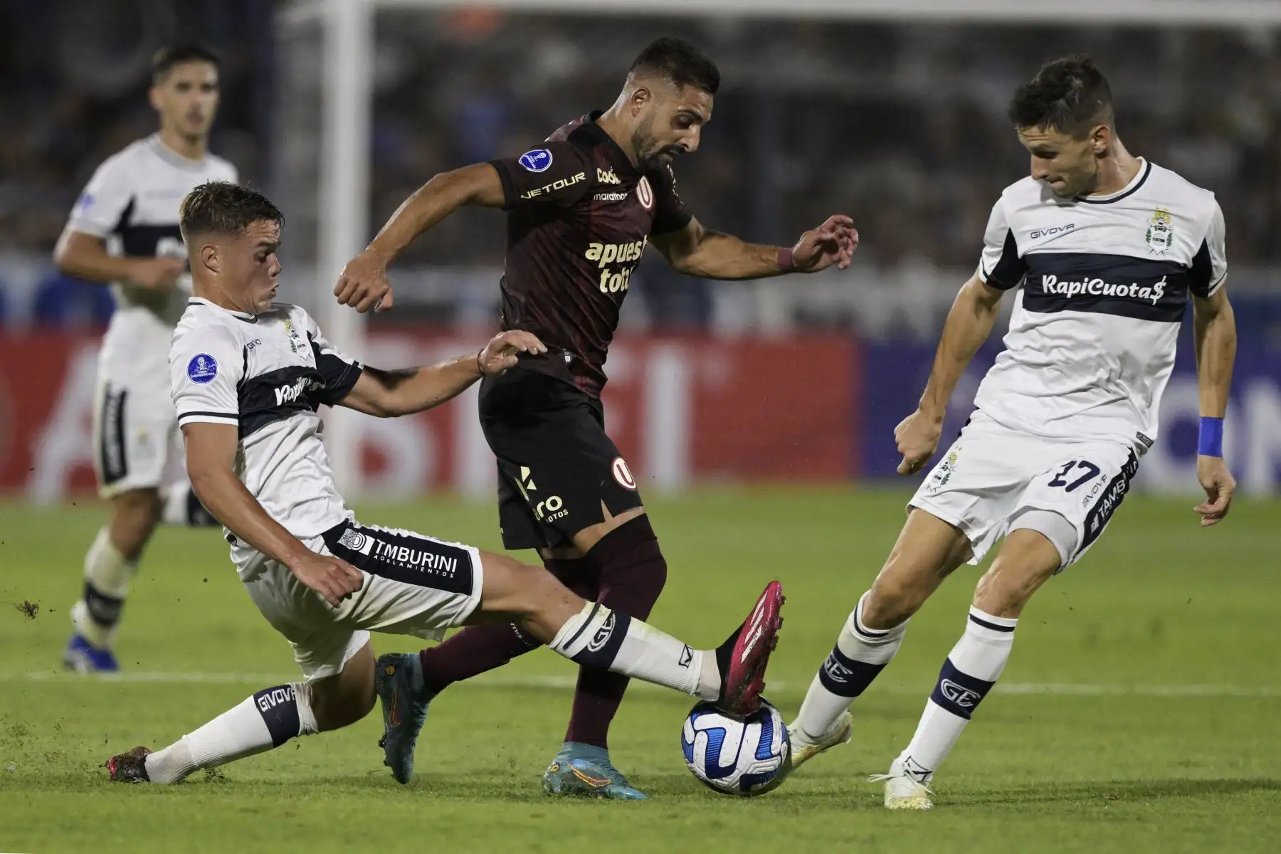 El mediocampista de Gimnasia y Esgrima Juan Miramon (L), el delantero uruguayo de Universitario Luis Urruti (C) y el delantero de Gimnasia y Esgrima Franco Soldano disputan el balón durante el partido de ida de la fase de grupos de la Copa Sudamericana entre Gimnasia y Esgrima La Plata y Universitario, en el estadio Estadio del Bosque en La Plata, Argentina el 5 de abril de 2023.

Foto: AFP