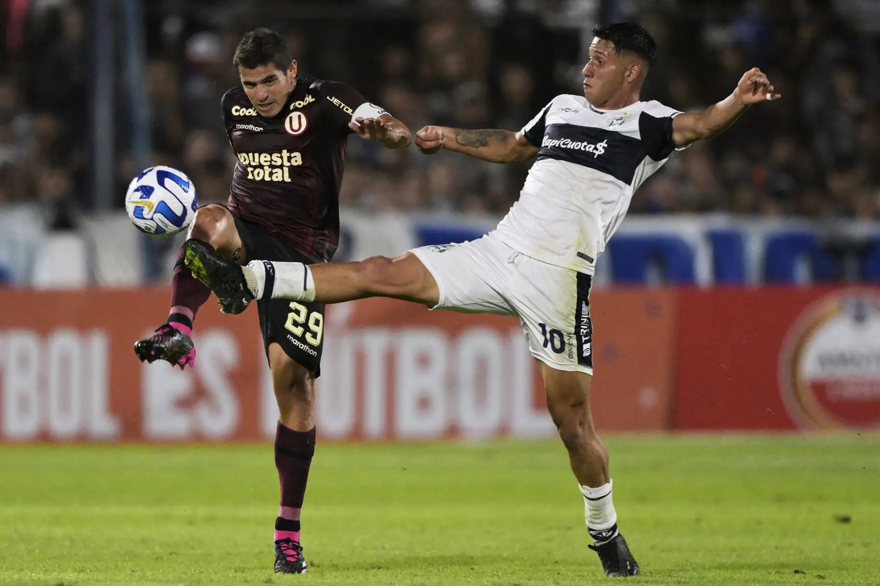 El defensa de Universitario Aldo Corzo (L) y el mediocampista de Gimnasia y Esgrima Tomás Muro disputan el balón durante el partido de ida de la fase de grupos de la Copa Sudamericana entre Gimnasia y Esgrima La Plata y Universitario, en el estadio Estadio del Bosque en La Plata, Argentina, en abril. 5, 2023.
Foto: AFP