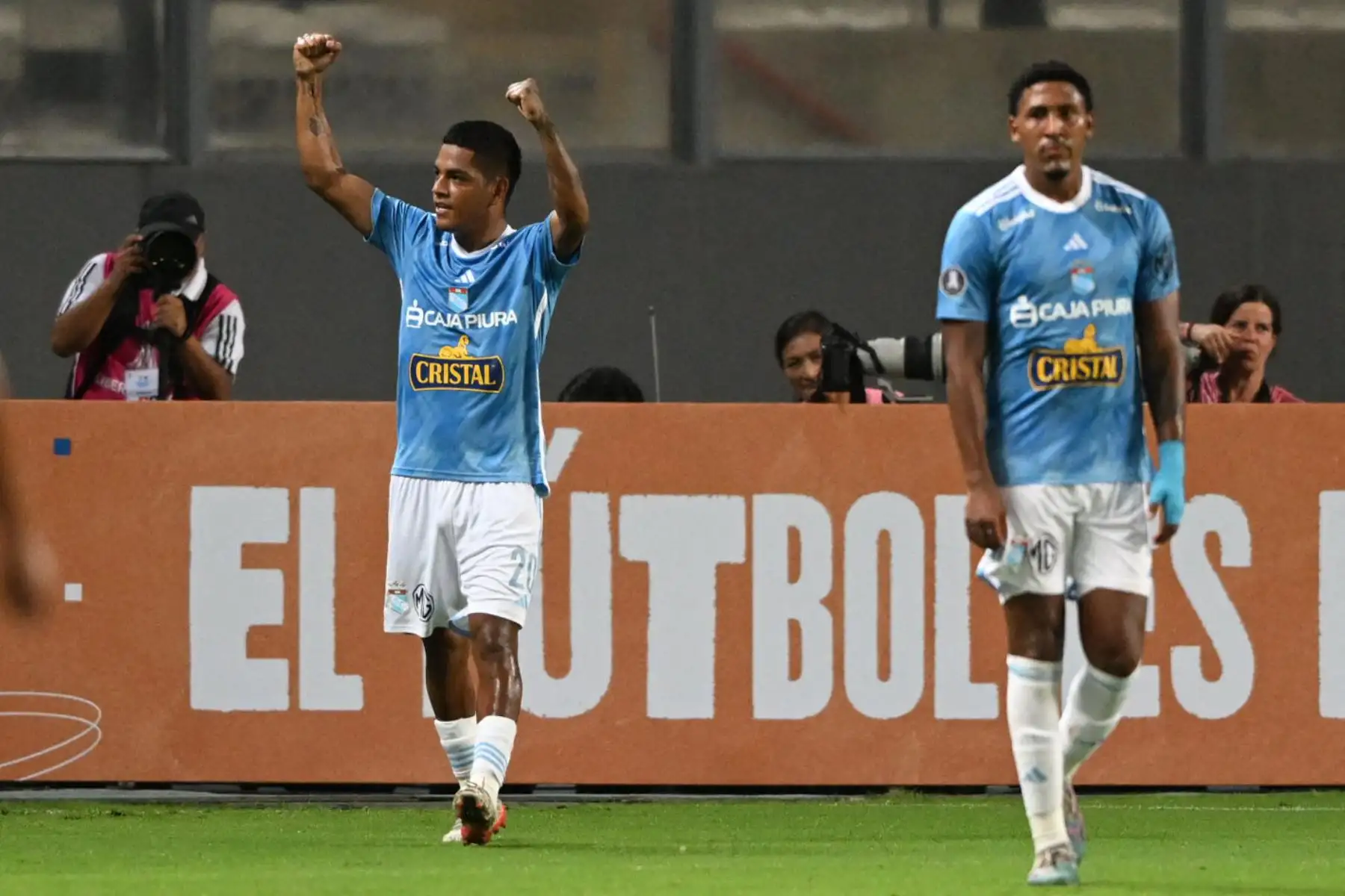 El delantero de Sporting Cristal, Joao Grimaldo (L), celebra después de anotar contra Fluminense durante el partido de ida de la fase de grupos de la Copa Libertadores entre Sporting Cristal y Fluminense, en el estadio Nacional de Lima, el 5 de abril de 2023.
Foto: AFP
