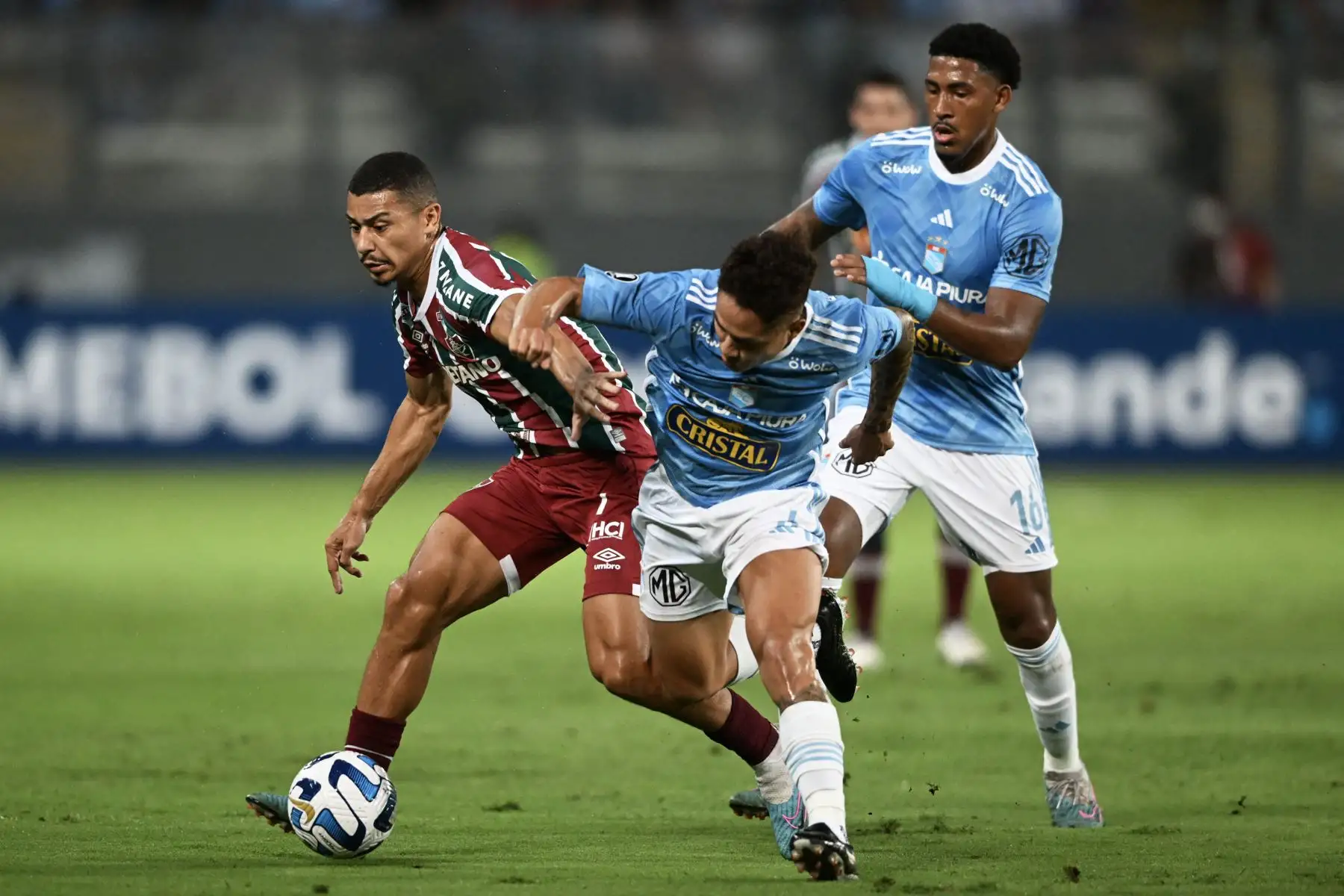 El mediocampista de Fluminense Andre Trindade (L) y el mediocampista de Sporting Cristal Jesús Pretell compiten por el balón durante el partido de ida de la fase de grupos de la Copa Libertadores entre Sporting Cristal y Fluminense, en el estadio Nacional de Lima, el 5 de abril de 2023.
Foto: AFP
