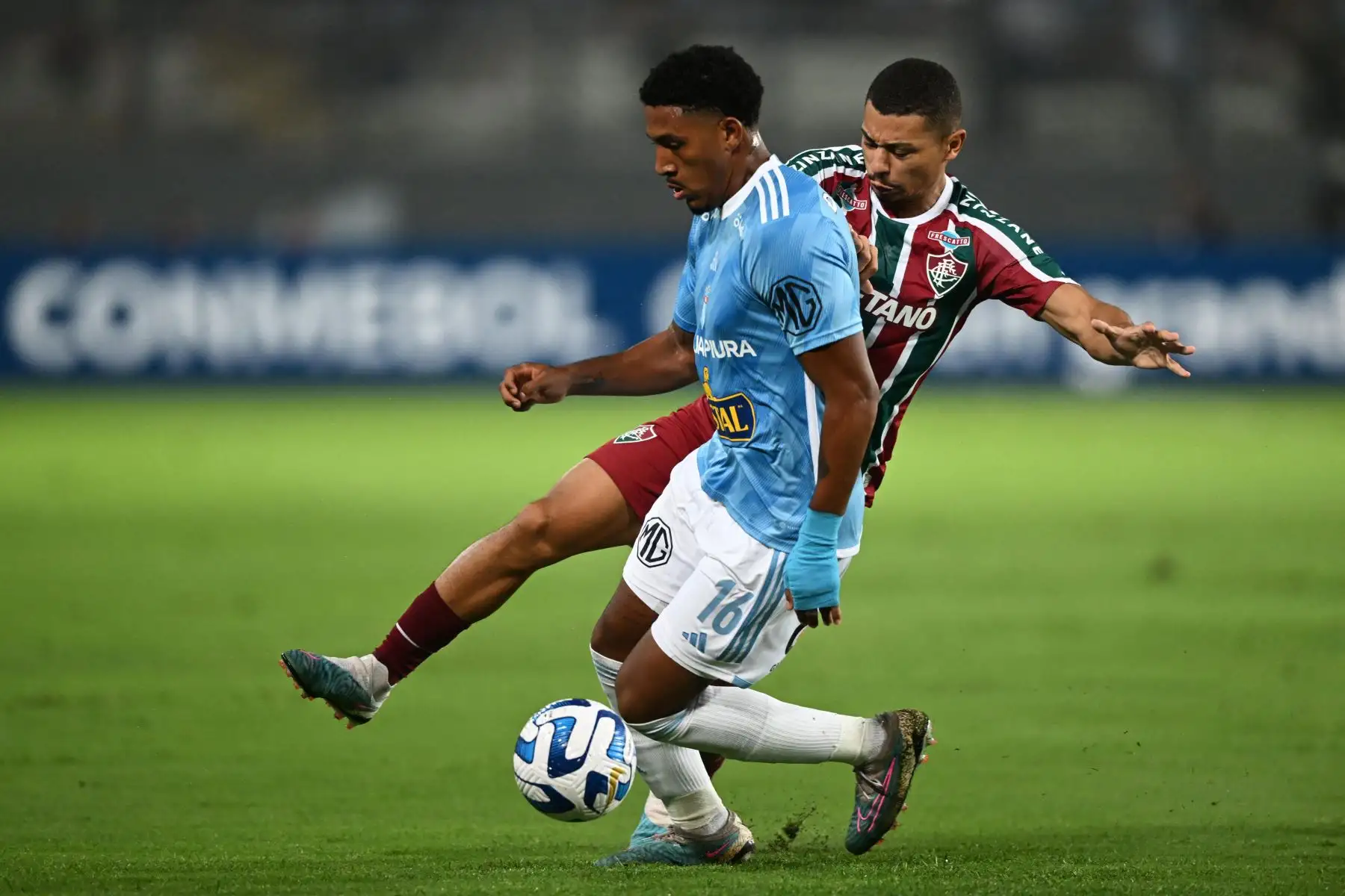 El mediocampista de Sporting Cristal Jesús Castillo (L) y el mediocampista de Fluminense Andre Trindade compiten por el balón durante el partido de ida de la fase de grupos de la Copa Libertadores entre Sporting Cristal y Fluminense, en el estadio Nacional de Lima, el 5 de abril de 2023.
Foto: AFP