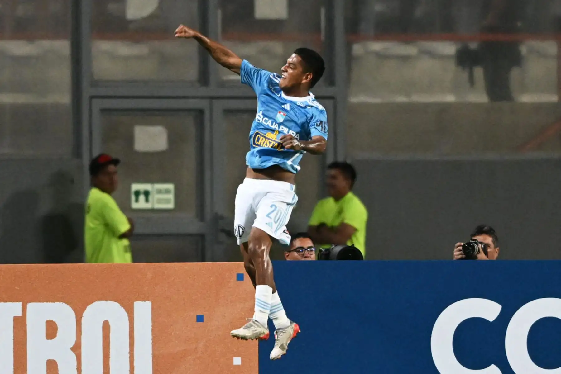 El delantero de Sporting Cristal, Joao Grimaldo, celebra después de anotar contra Fluminense durante el partido de ida de la fase de grupos de la Copa Libertadores entre Sporting Cristal y Fluminense, en el estadio Nacional de Lima, el 5 de abril de 2023.
Foto: AFP
