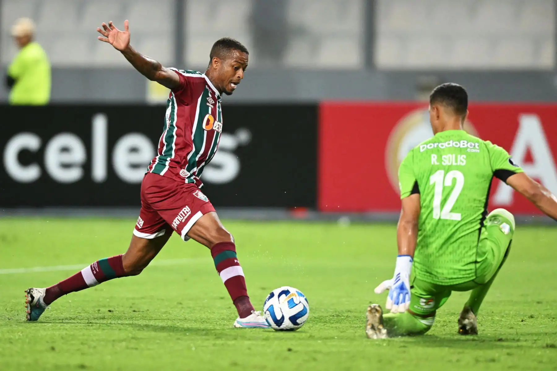 El delantero del Fluminense Keno (L) se enfrenta al portero de Sporting Cristal, Renato Solis, durante el partido de ida de la fase de grupos de la Copa Libertadores entre Sporting Cristal y Fluminense, en el estadio Nacional de Lima, el 5 de abril de 2023.
Foto: AFP