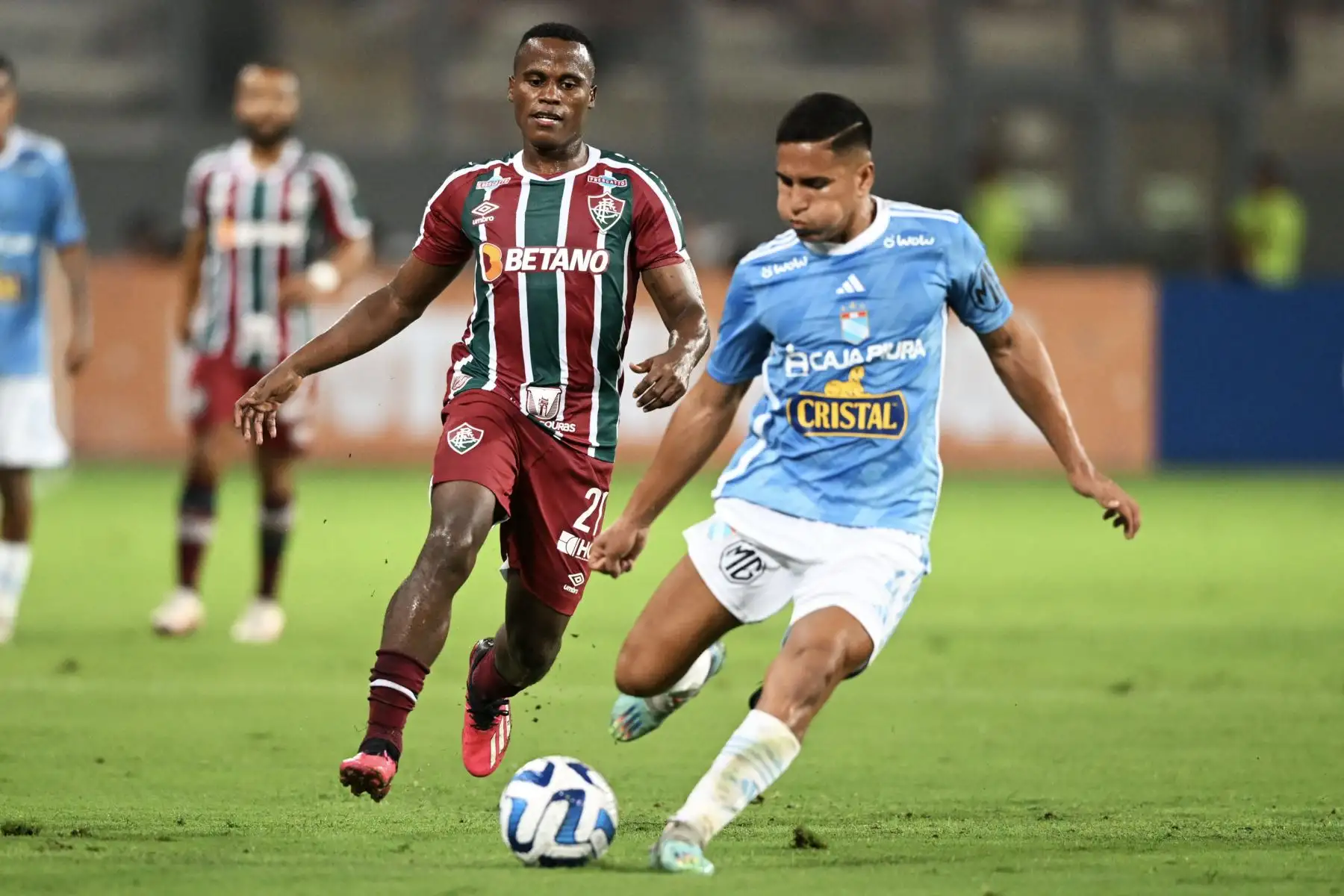 El defensor de Sporting Cristal, Gianfranco Chavez (R), compite por el balón con el mediocampista colombiano de Fluminense, Jhon Arias, durante el partido de ida de la fase de grupos de la Copa Libertadores entre Sporting Cristal y Fluminense, en el estadio Nacional de Lima, el 5 de abril de 2023.
Foto: AFP