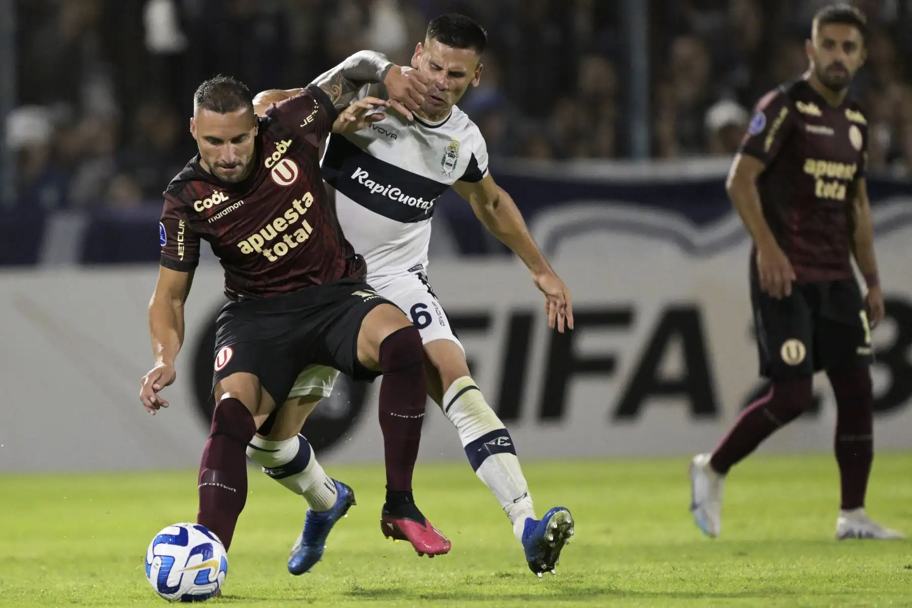 El delantero argentino de Universitario Emanuel Herrera (L) y el defensor de Gimnasia y Esgrima Guillermo Enrique disputan el balón durante el partido de ida de la fase de grupos de la Copa Sudamericana entre Gimnasia y Esgrima La Plata y Universitario, en el estadio Estadio del Bosque en La Plata, Argentina el 5 de abril de 2023.
Foto: AFP