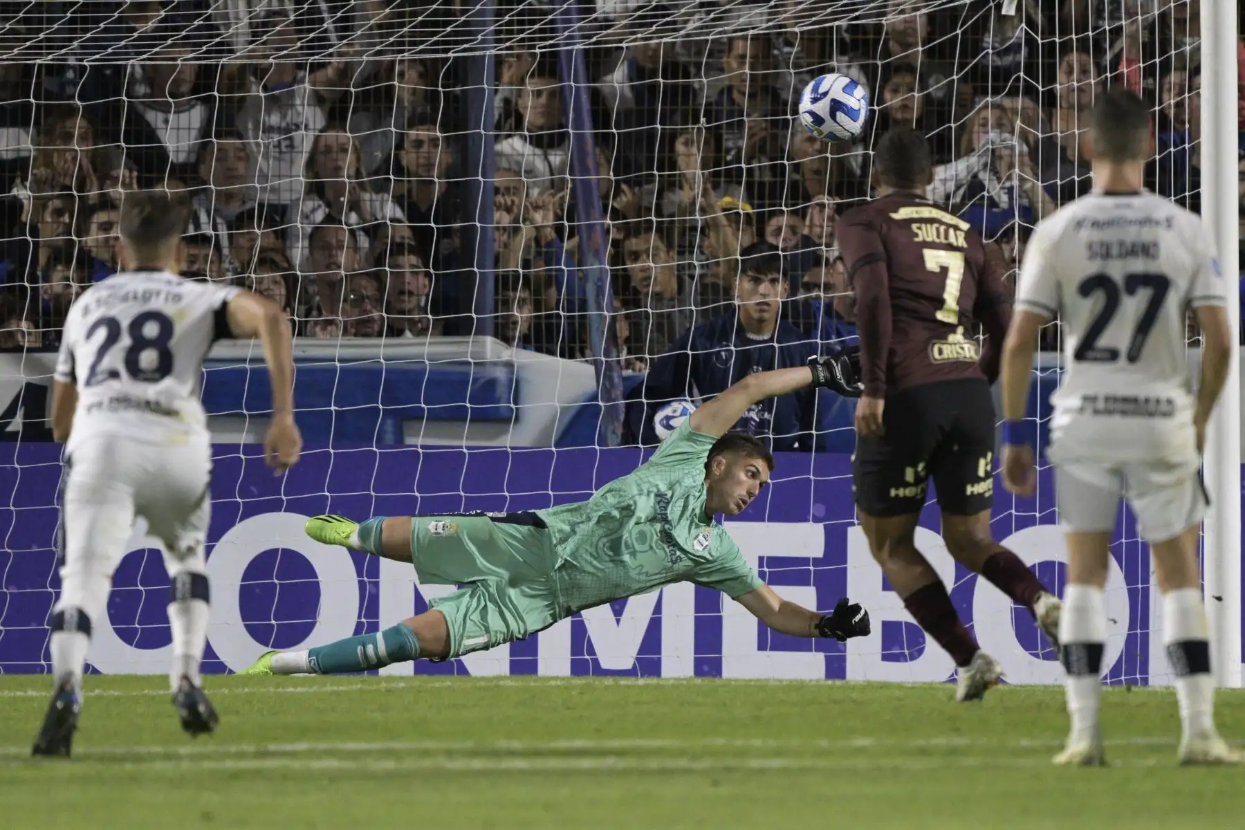 El delantero de Universitario Alexander Succar (2-D) anota un penal durante el partido de ida de la fase de grupos de la Copa Sudamericana entre Gimnasia y Esgrima La Plata y Universitario, en el estadio Estadio del Bosque en La Plata, Argentina, el 5 de abril de 2023.
Foto: AFP
