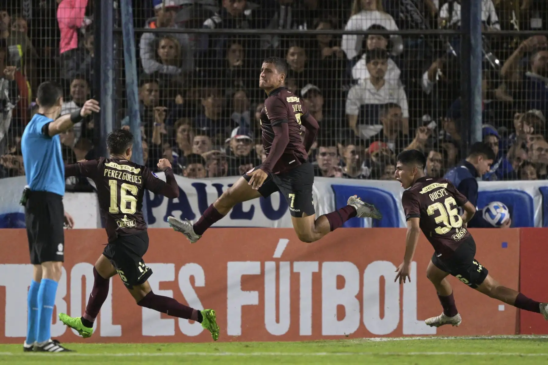 El delantero de Universitario Alexander Succar (C) celebra después de anotar un tiro penal contra Gimnasia y Esgrima durante el partido de ida de la fase de grupos de la Copa Sudamericana entre Gimnasia y Esgrima La Plata y Universitario, en el estadio Estadio del Bosque en La Plata, Argentina, el 5 de abril. , 2023.

Foto: AFP