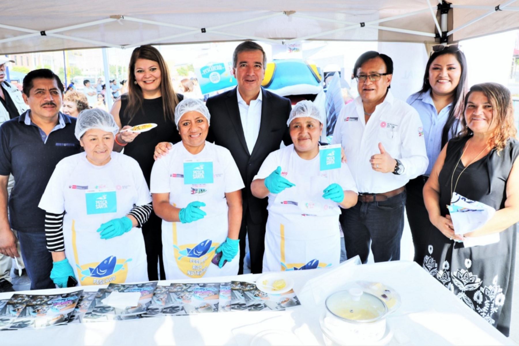 Ministro de la Producción, Raúl Pérez Reyes, (al centro) supervisó la feria "Mi Pescadería" en el distrito de La Victoria, en el macro del Programa Nacional "A Comer Pescado". Foto: Cortesía.