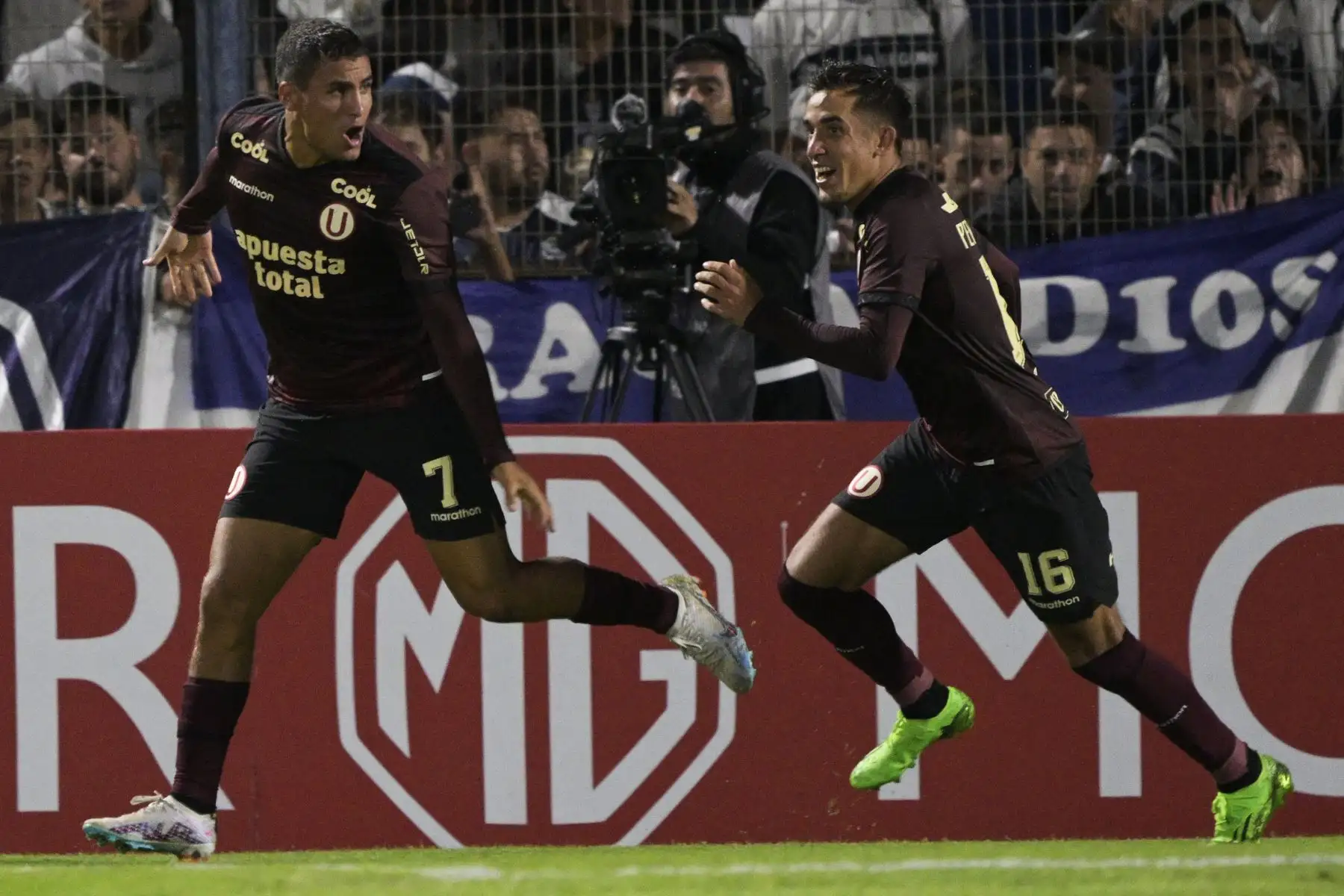 El delantero de Universitario Alexander Succar (L) celebra después de marcar un tiro penal contra Gimnasia y Esgrima durante el partido de ida de la fase de grupos de la Copa Sudamericana entre Gimnasia y Esgrima La Plata y Universitario, en el estadio Estadio del Bosque en La Plata, Argentina, el 5 de abril. , 2023.
Foto: AFP