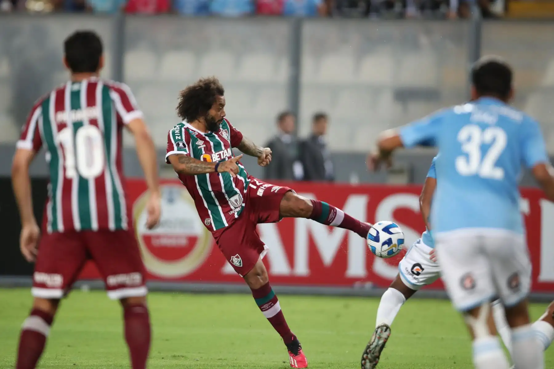 Marcelo (c) de Fluminense controla el balón hoy, en un partido de la fase de grupos de la Copa Libertadores entre Sporting Cristal y Fluminense en el estadio Nacional en Lima (Perú).Foto: EFE